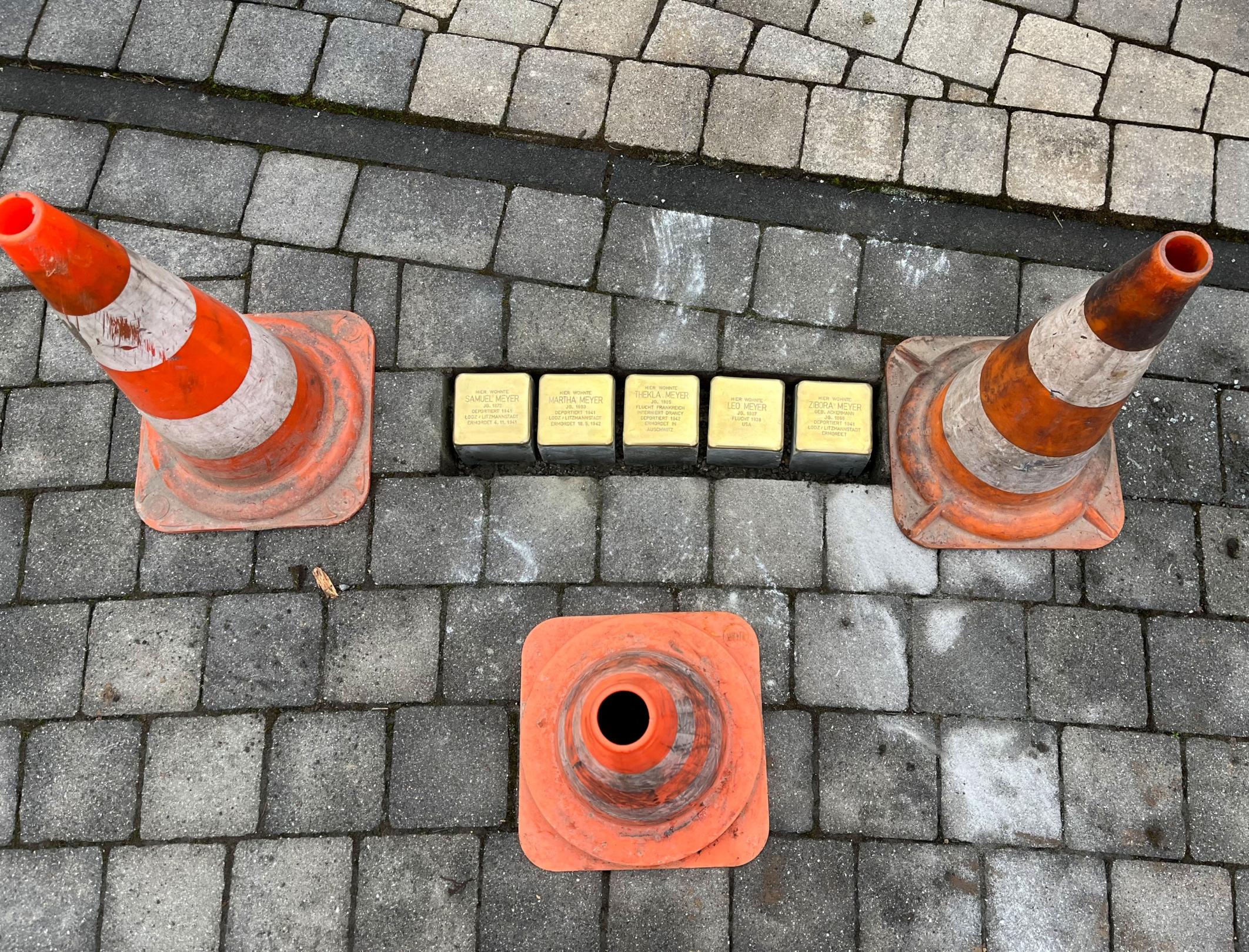 Demnig ist fertig, nun müssen die Steine noch richtig verpflastert werden.