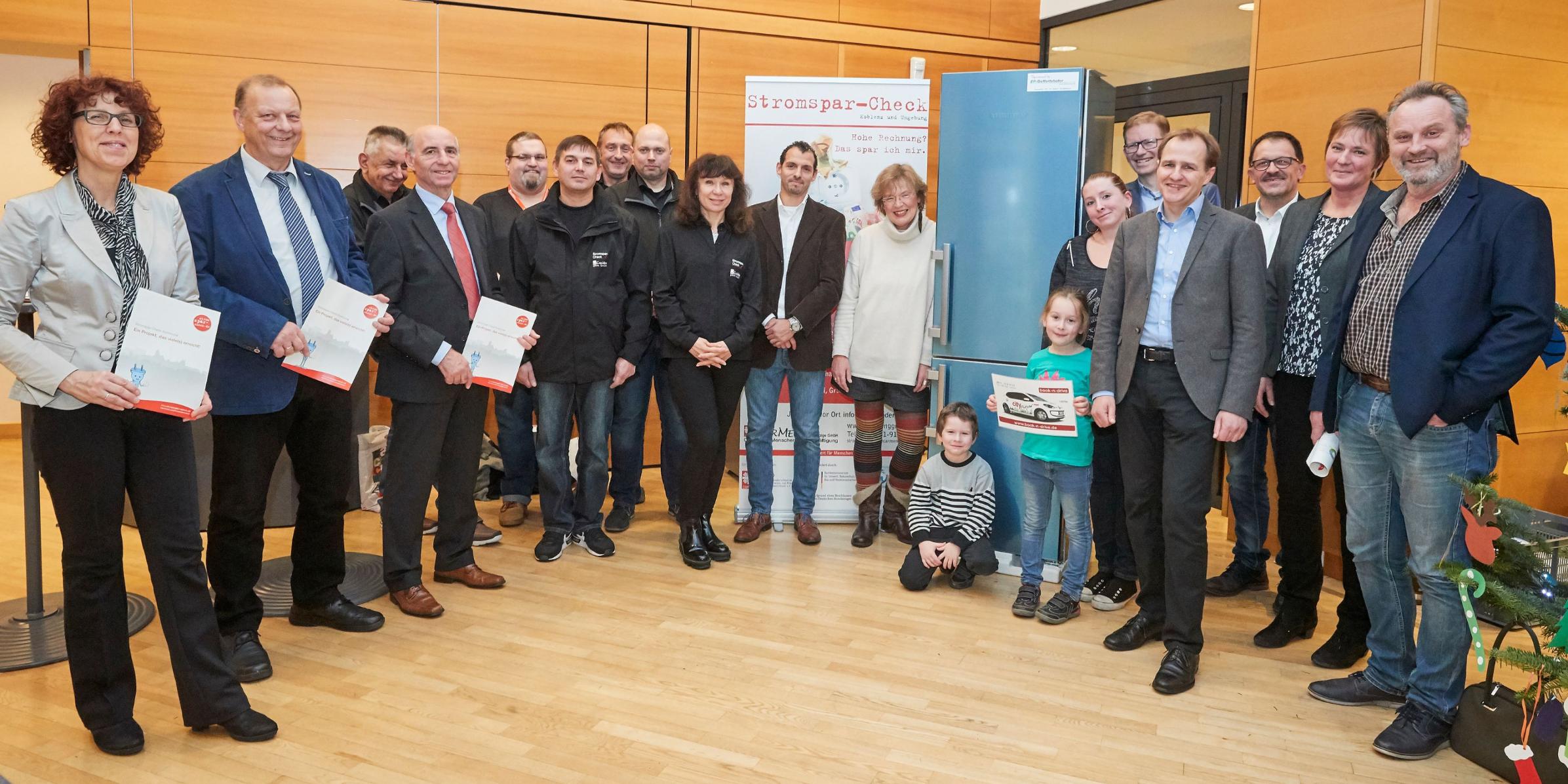 Stromspar-Checker, Kooperationspartner, Sponsoren und Vertreter der Kommunen und der Jobcenter bei der Feierstunde im Koblenzer evm-Kundenzentrum