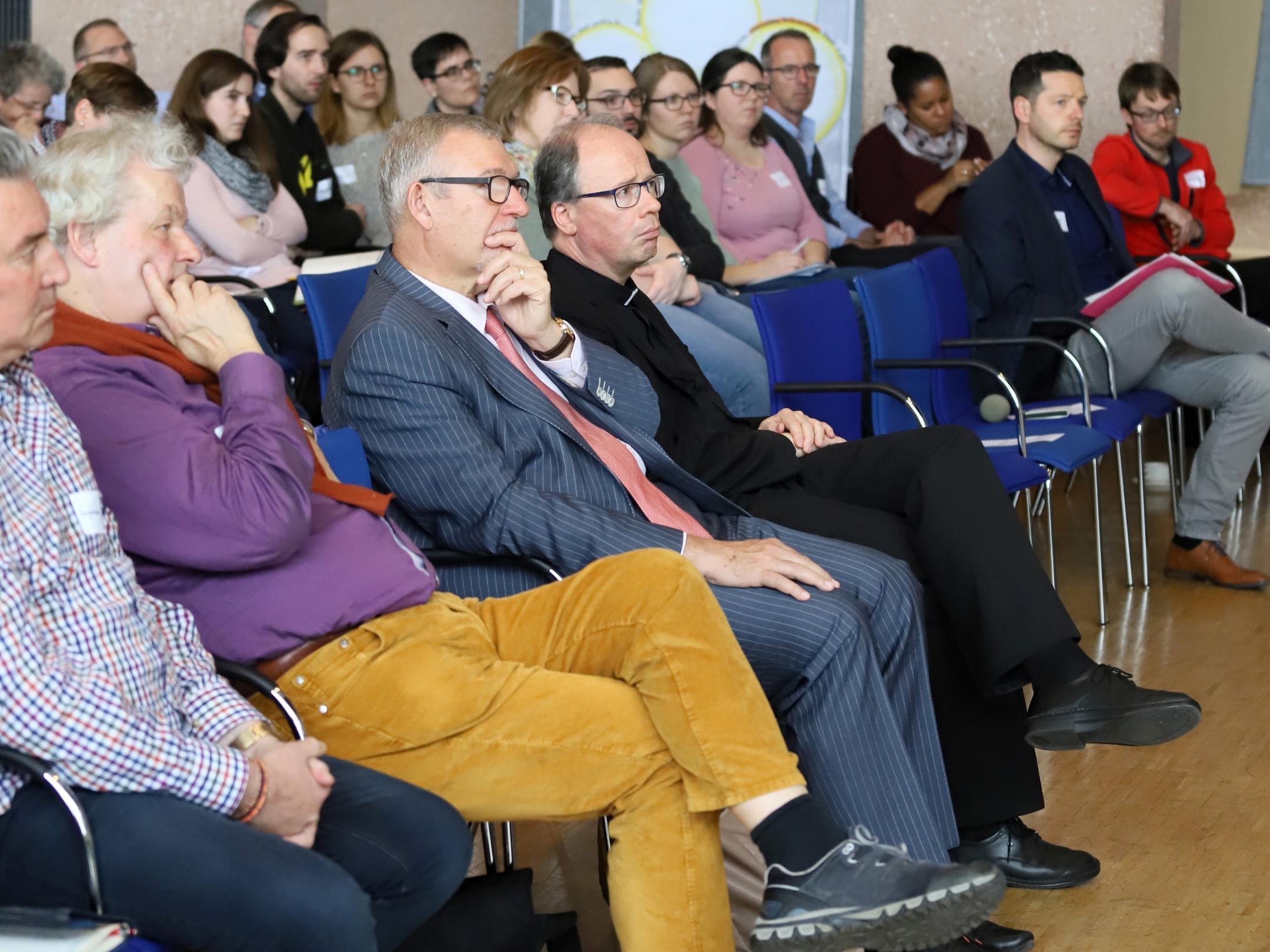Bischof Ackermann (Mitte) beim Studientag zur MHG-Studie