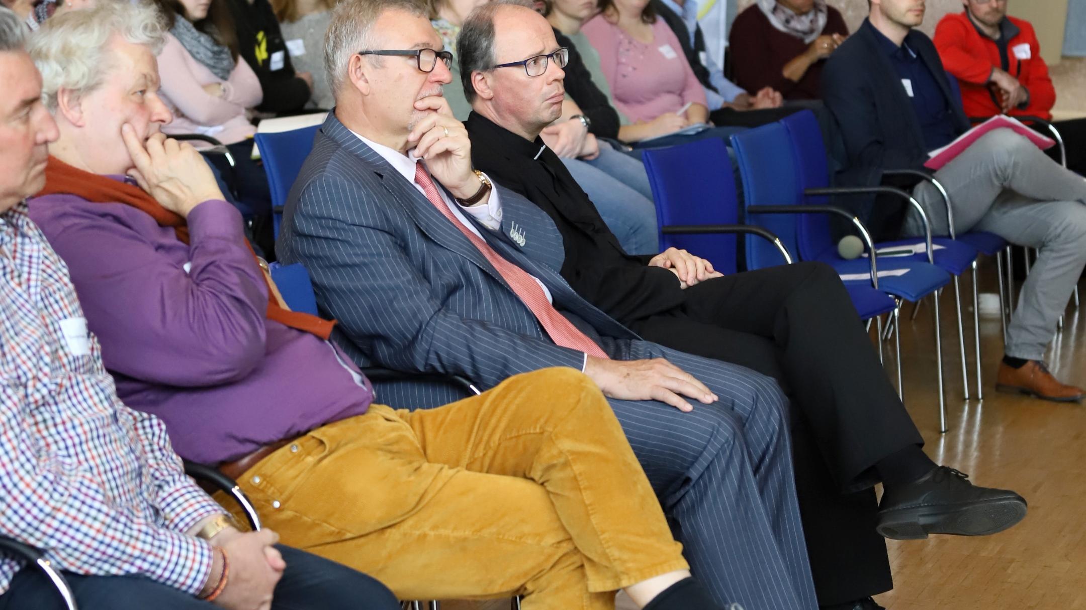 Bischof Ackermann (Mitte) beim Studientag zur MHG-Studie
