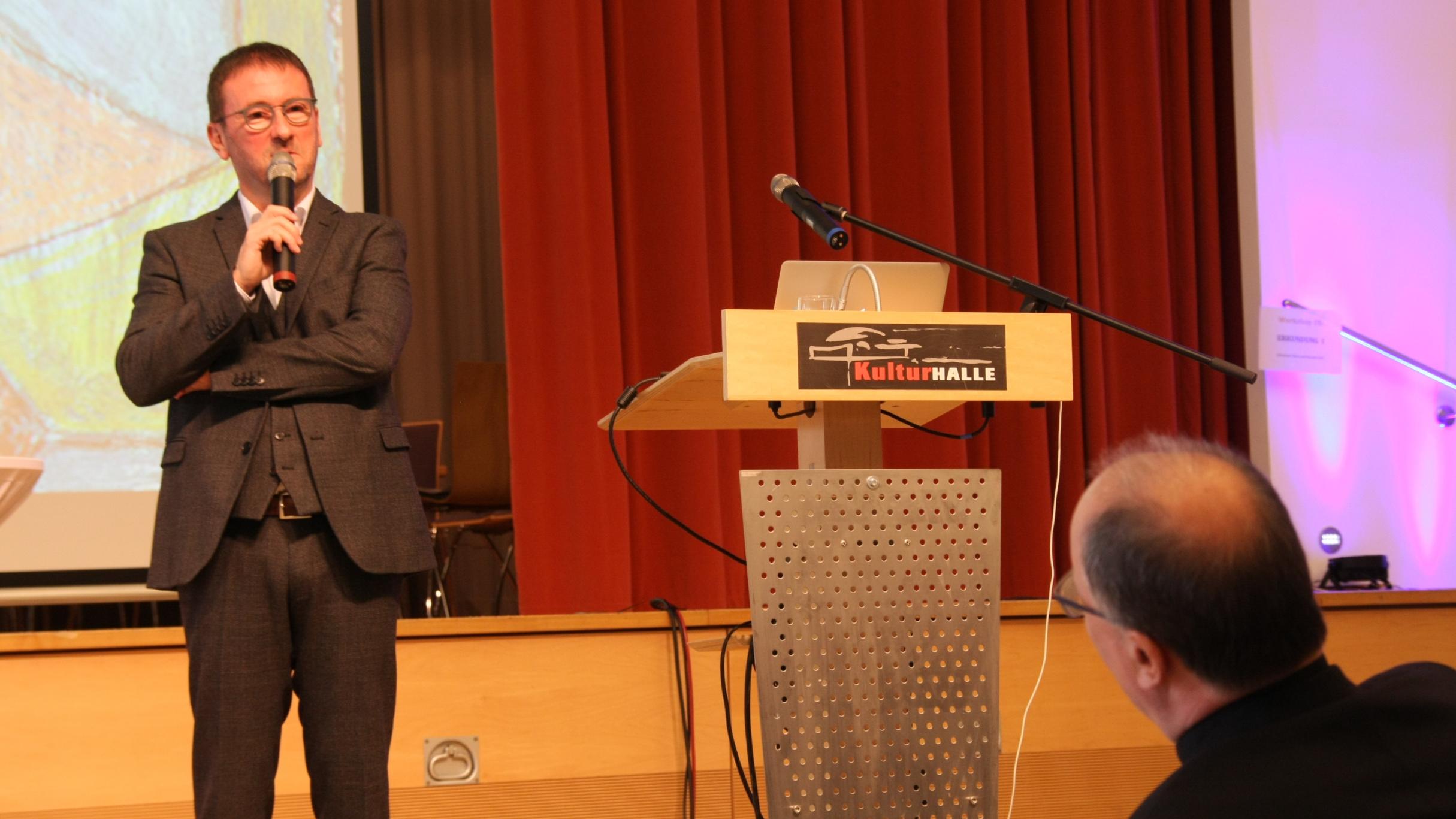 Referent Prof. Dr. Thomas Schmidt beantwortet Fragen von Bischof Dr. Stephan Ackermann.