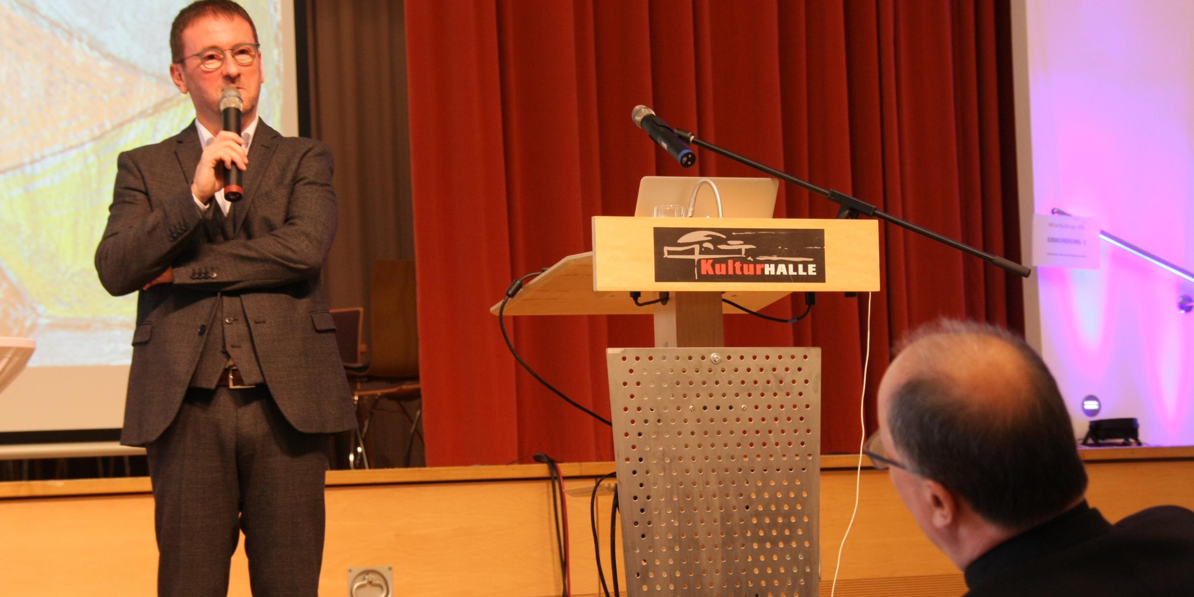 Referent Prof. Dr. Thomas Schmidt beantwortet Fragen von Bischof Dr. Stephan Ackermann.