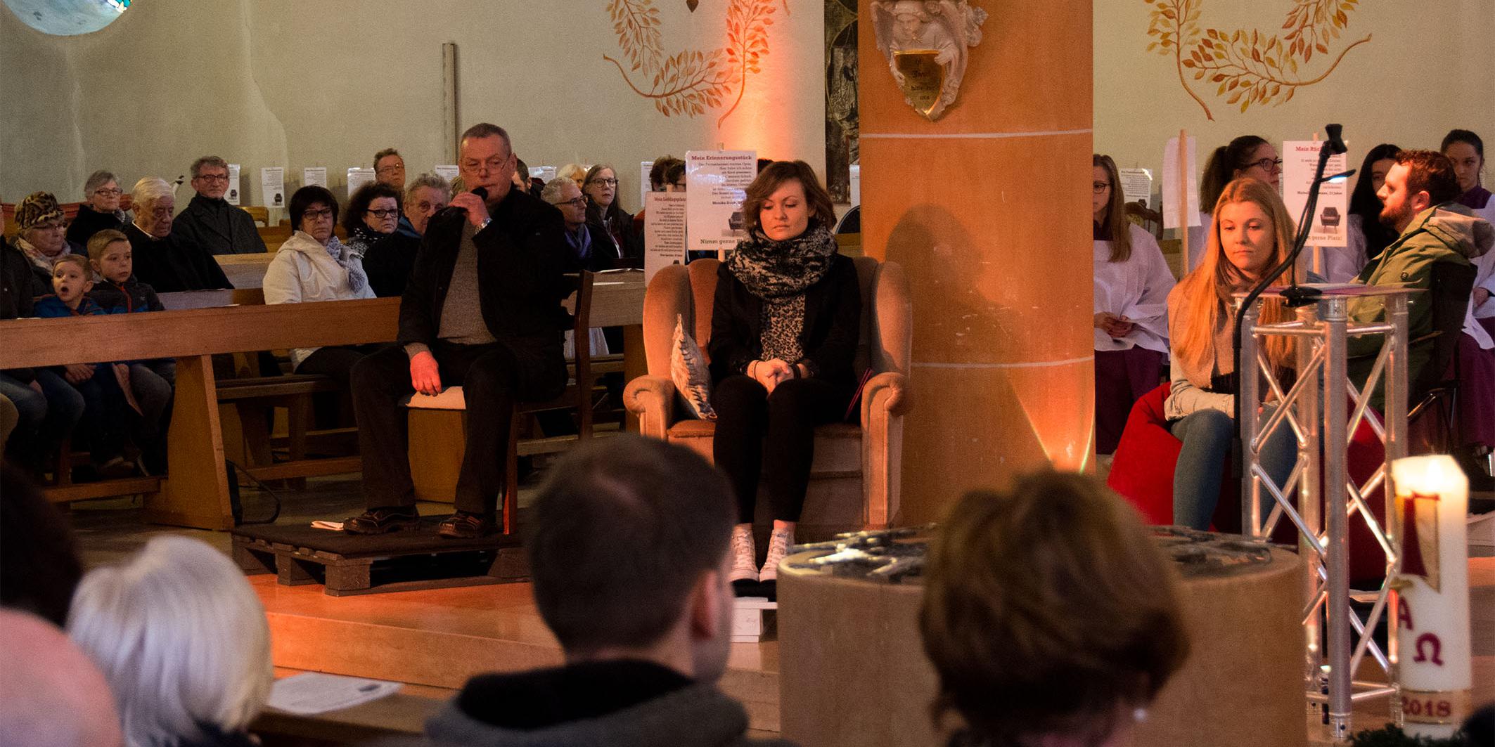Mitglieder der Gemeinde auf ihren Lieblingsstühlen während des Gottesdienstes