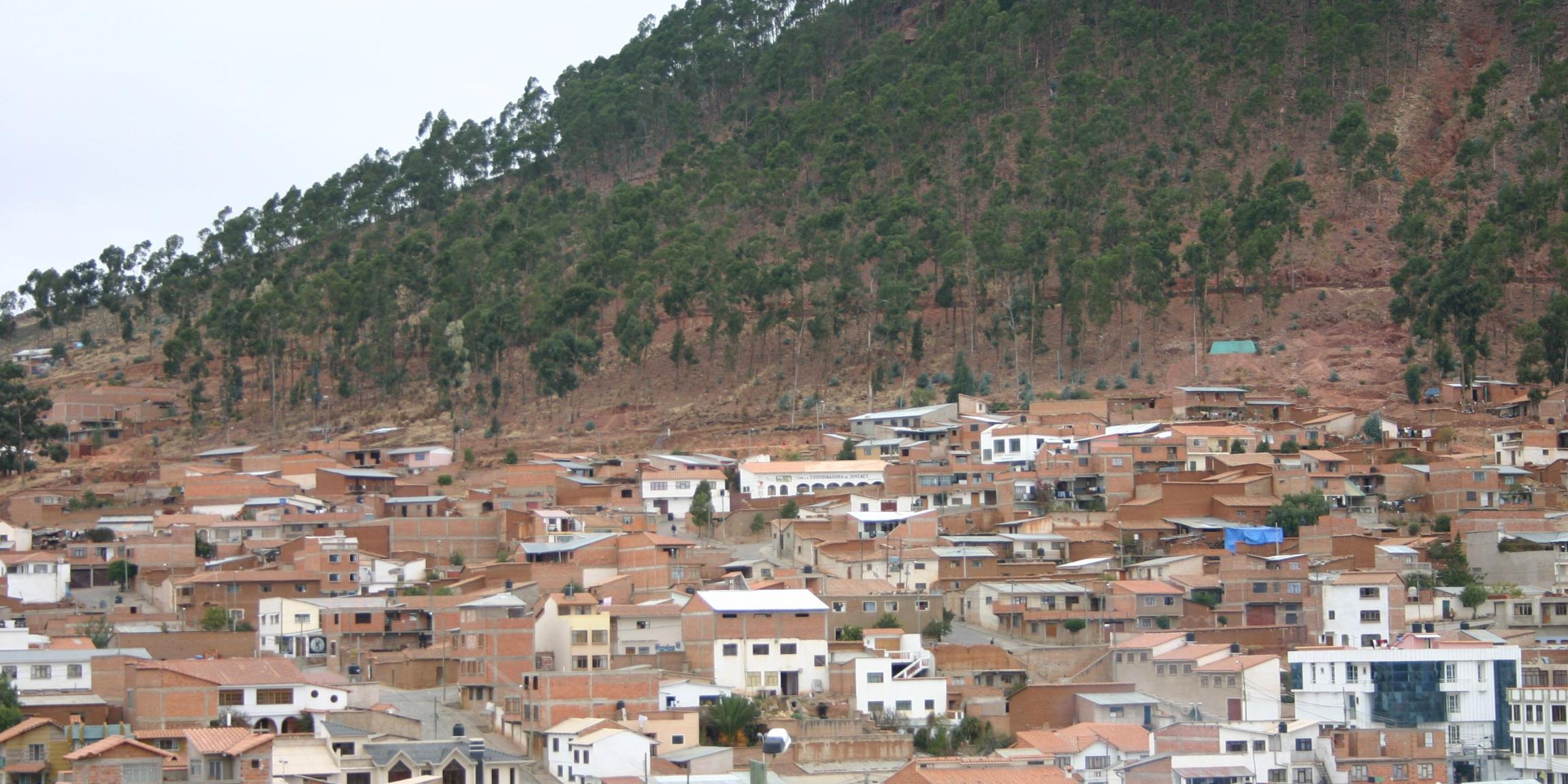 Die Wassermassen flossen von den Berghängen in hohem Tempo hinunter in die Stadt, rissen Menschen und die Stände fliegender Händler, Motorräder und Autos mit sich.
