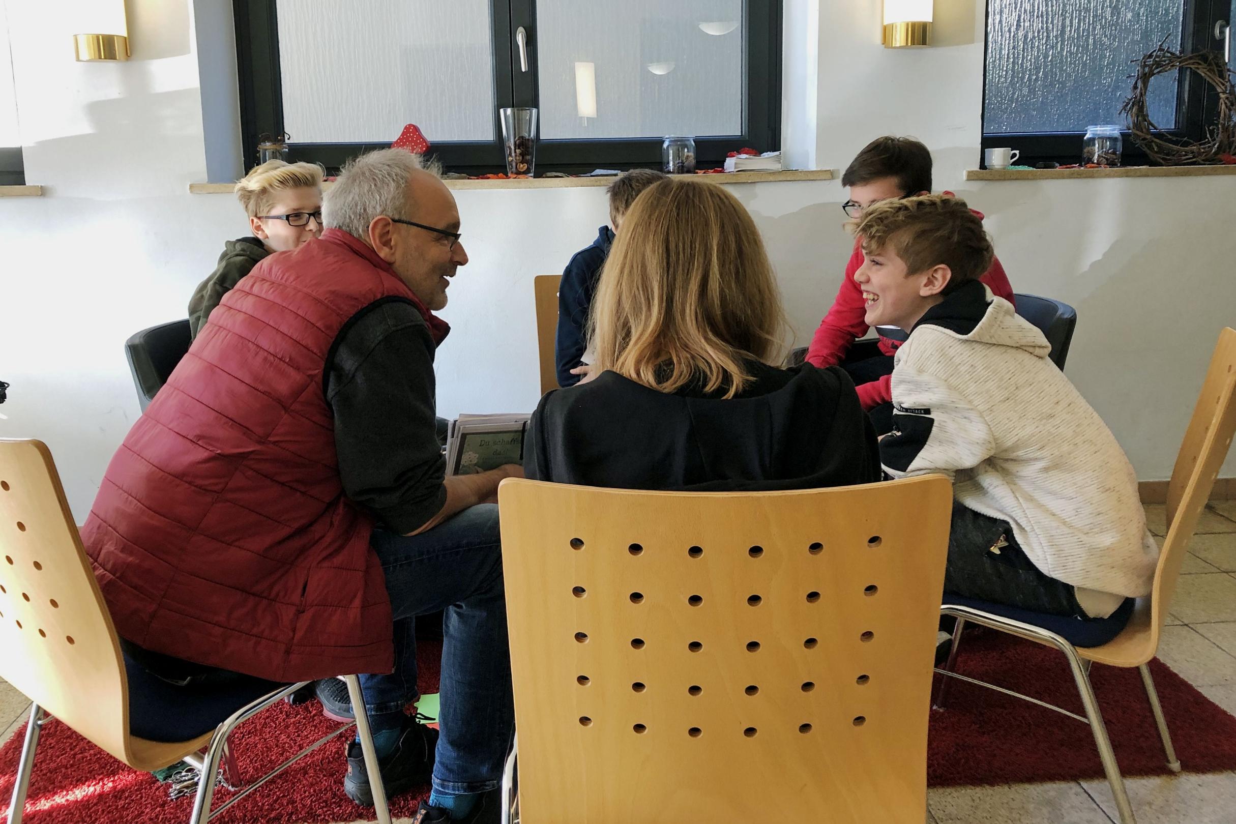Auch Pastoralreferent Armin Surkus-Anzenhofer machte mit den Jugendlichen eine Station
