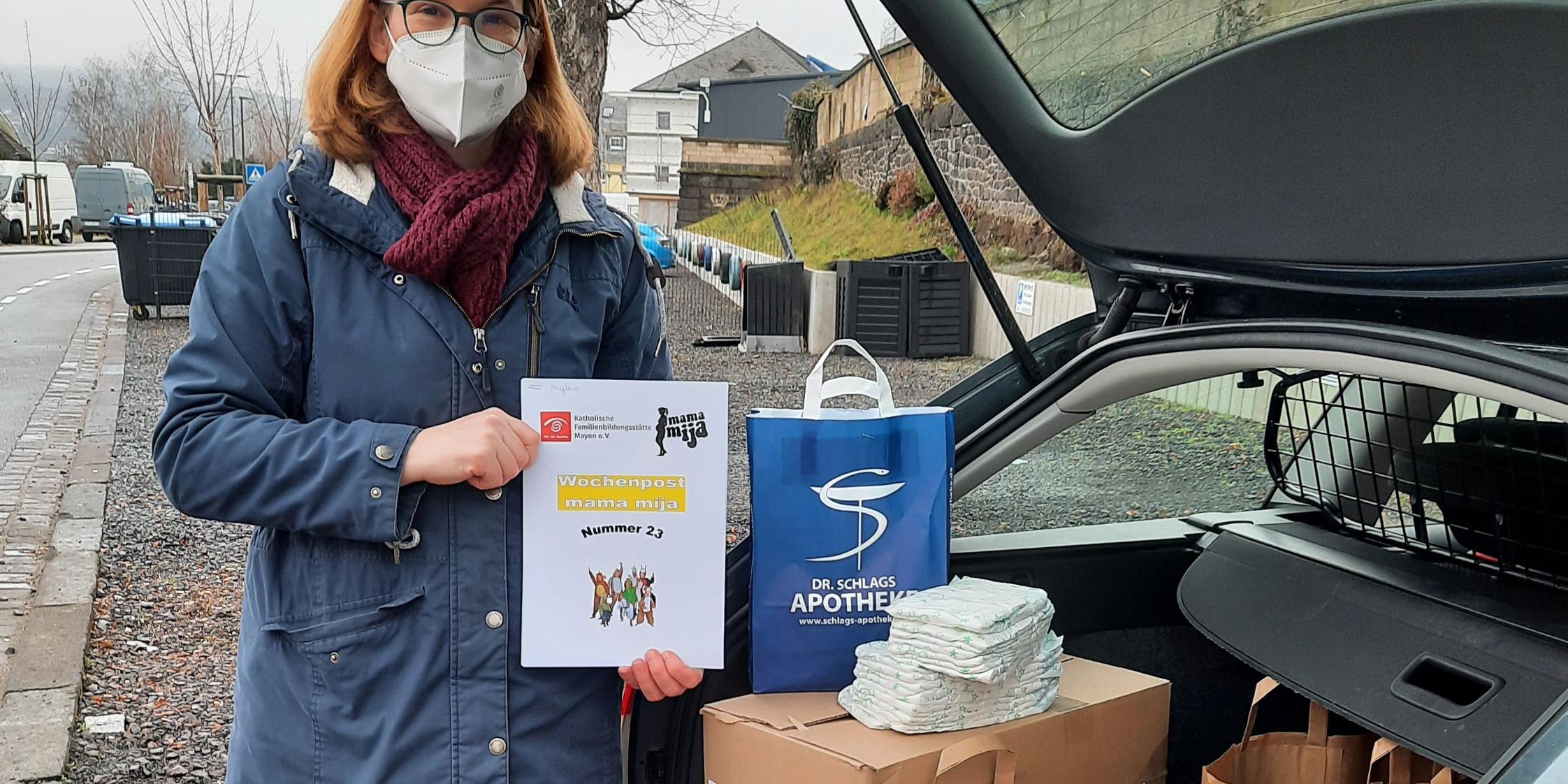 Susanne Landvogt-Ludwig beim Ausfahren der Familienpakete. Foto: FBS Mayen