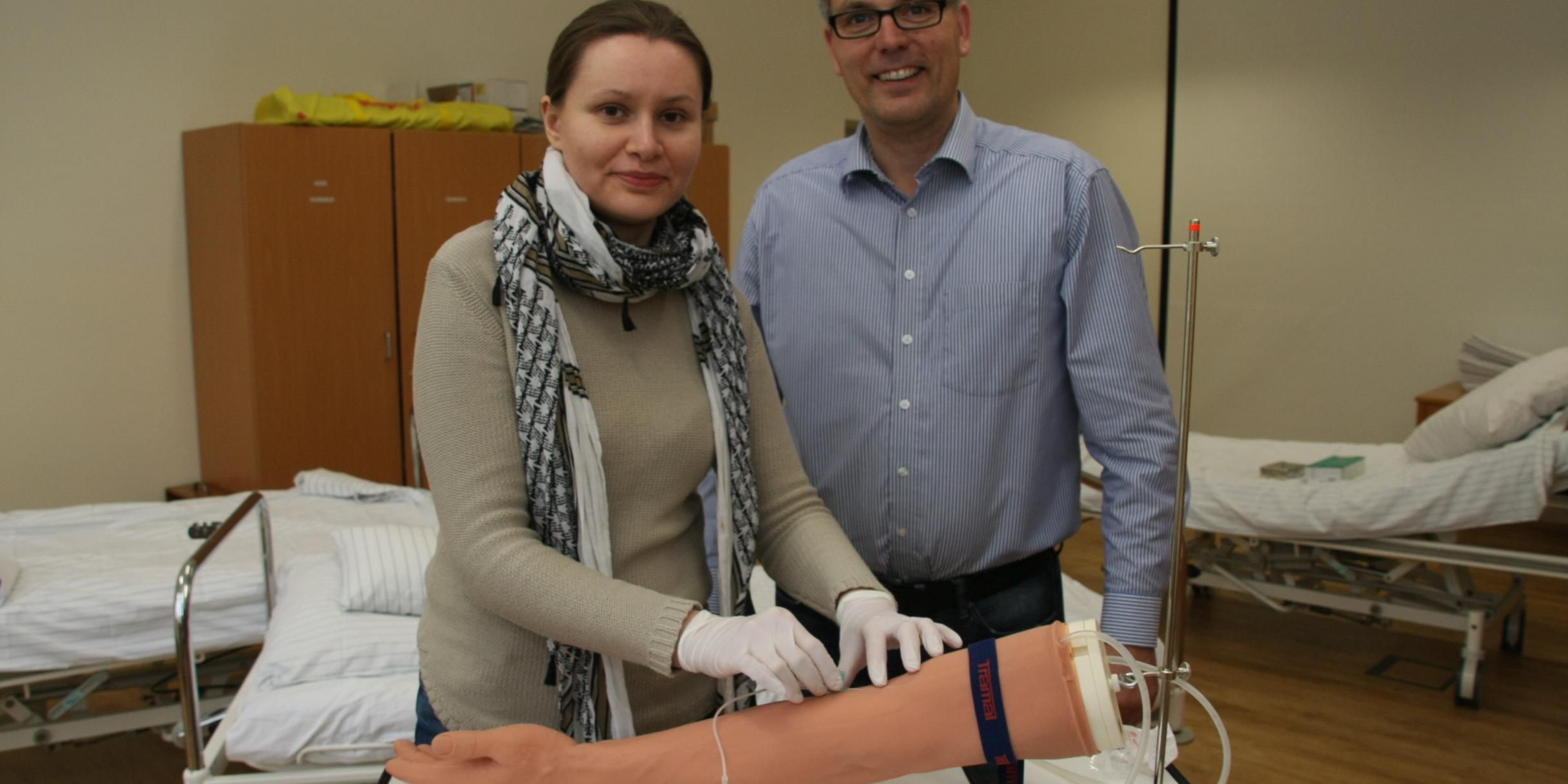 Yelyzaveta Swidtschenko mit dem Leiter der Krankenpflegeschule, Udo Hoffmann (jf)