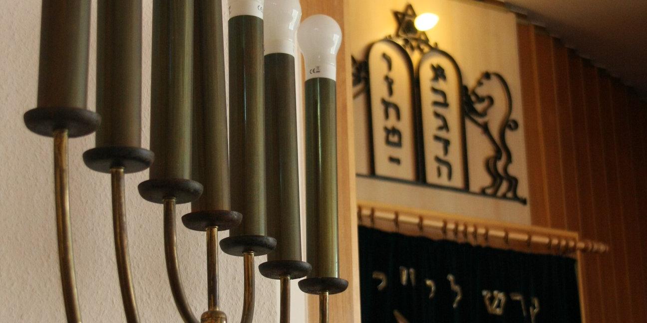 Die Menora in der Koblenzer Synagoge.