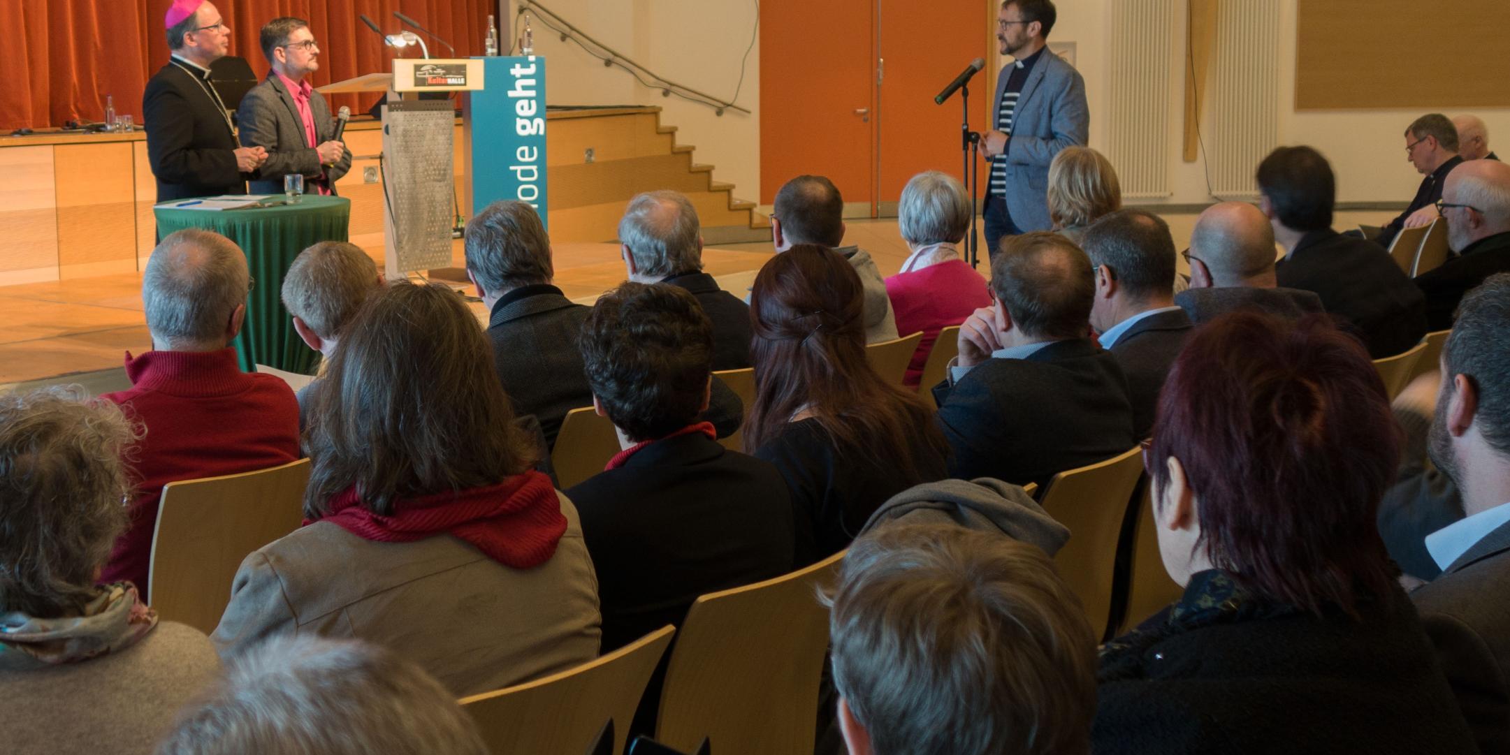 Dechant Jörg Meyrer (rechts) aus Bad Neuenahr-Ahrweiler stellt Bischof Ackermann (links) und Christian Heckmann, Leiter des Synodenbüros, Fragen zur Synodenumsetzung.