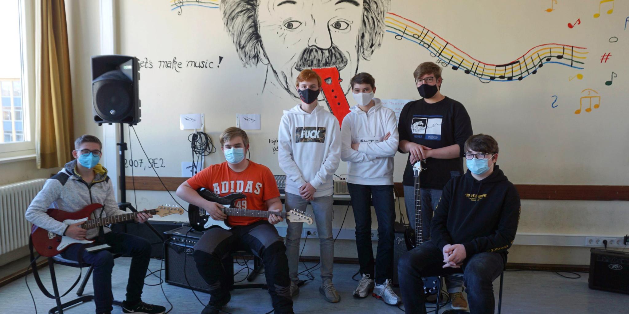 'Die Rockband des Albert-Einstein-Gymnasiums bei den Proben für das TAFF-Benefizkonzert. Das Foto wurde aufgenommen, bevor die verschärften Kontaktbeschränkungen in Kraft getreten sind. Foto: Dr. Doris Simon.'