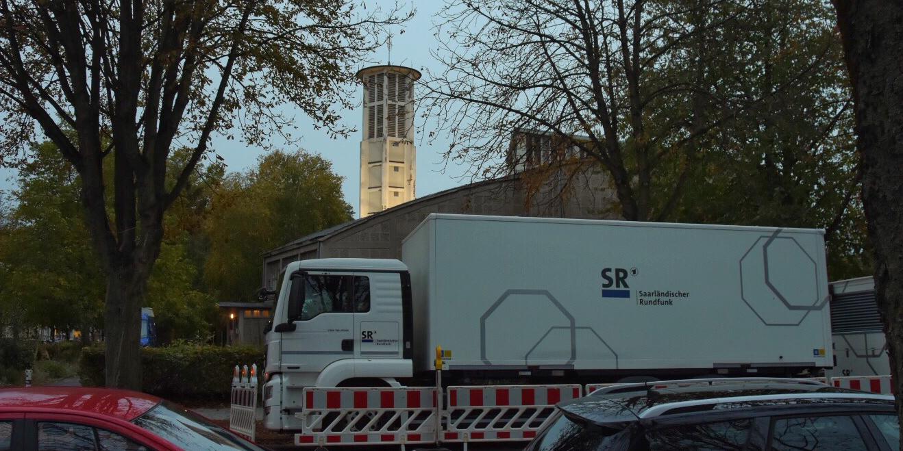 In eli.ja findet eine ökumenische Vesper zum Jahreswechsel statt, die ins Fernsehen übertragen wird.