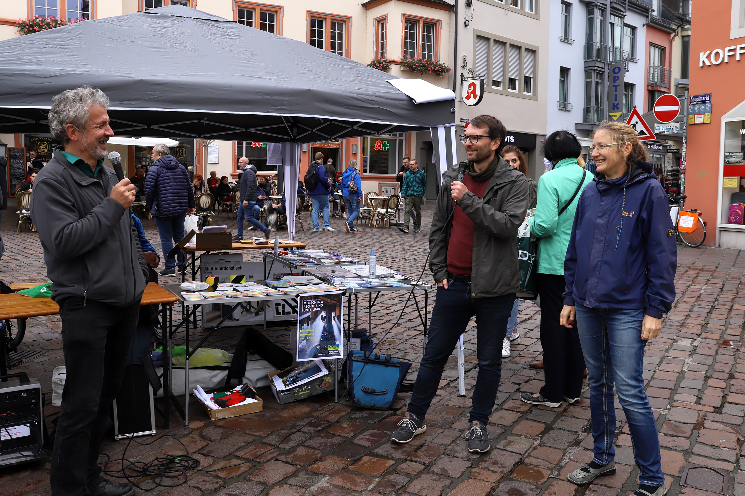 Thomas Kupczik, Pastoralreferent Dekanat Trier, im Gespräch mit Christoph Horteux vom Willkommens.netz und Mechthild Schneiders von der Bürgerinitiative NesT.
