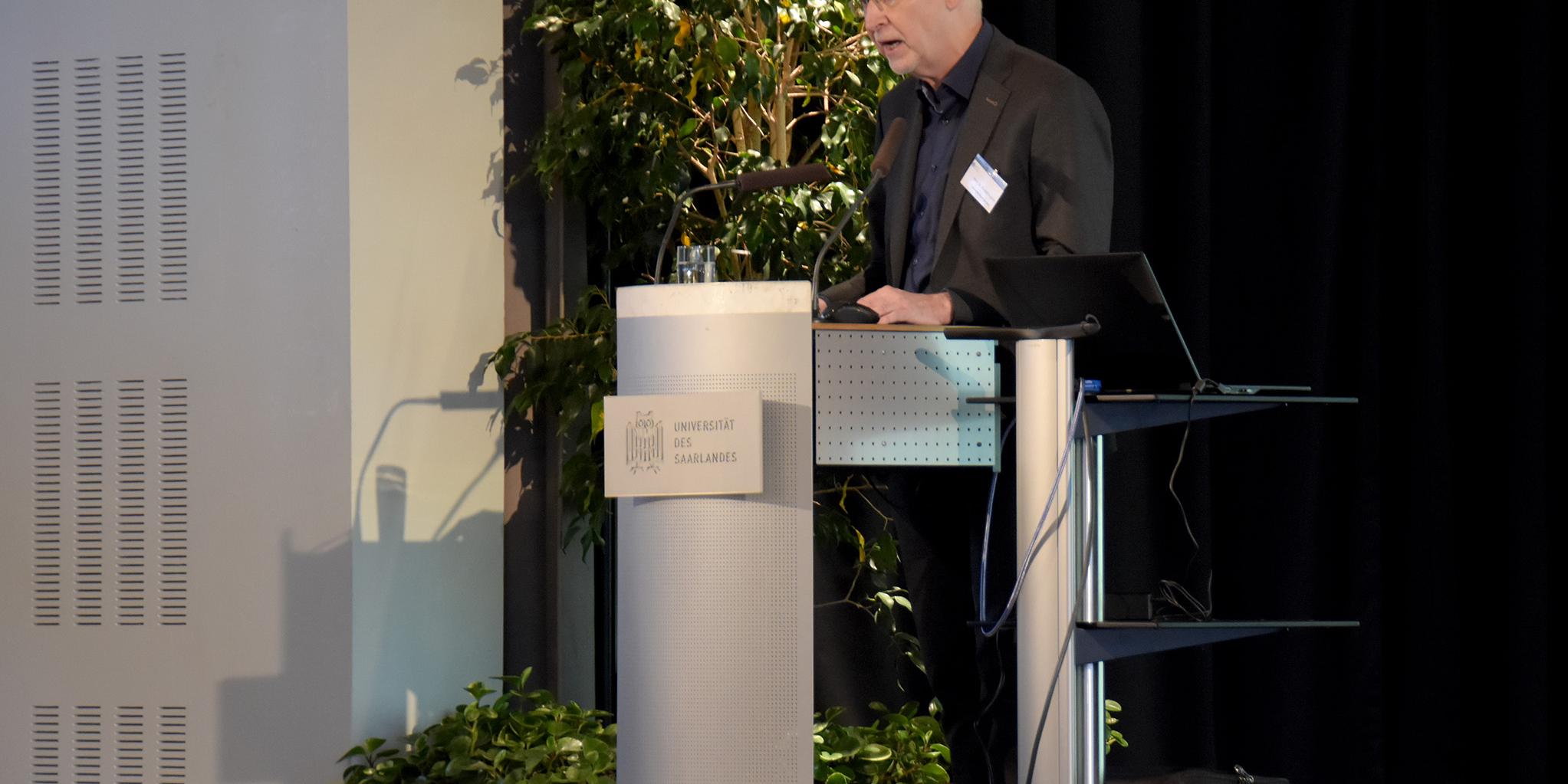 Prof. Dr. Rudolf Englert in der Aula der Universität des Saarlands.