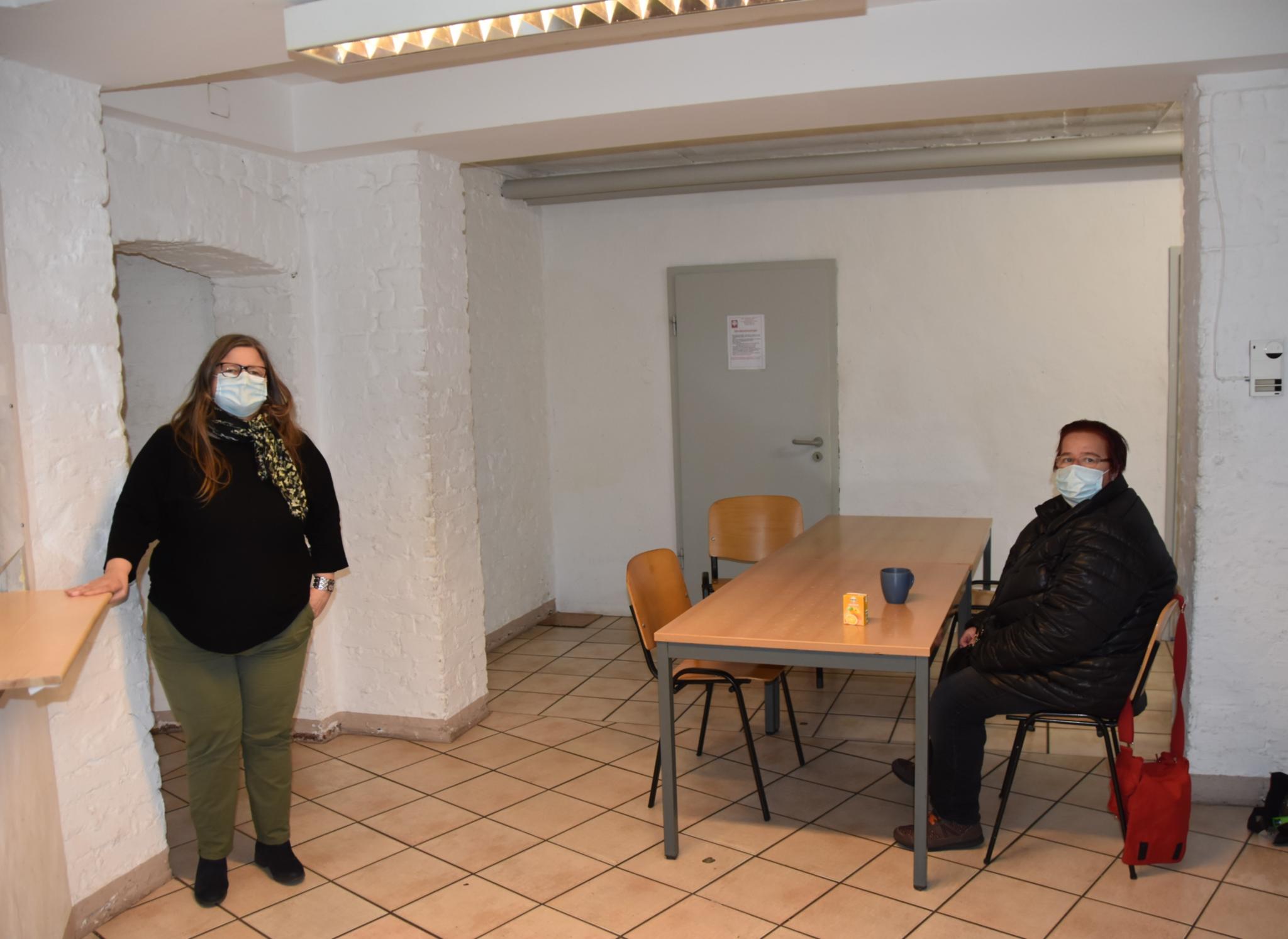Stefanie Durst (links) und eine Besucherin im ansonsten leeren Tagestreff der 'Oase'. Foto: uk