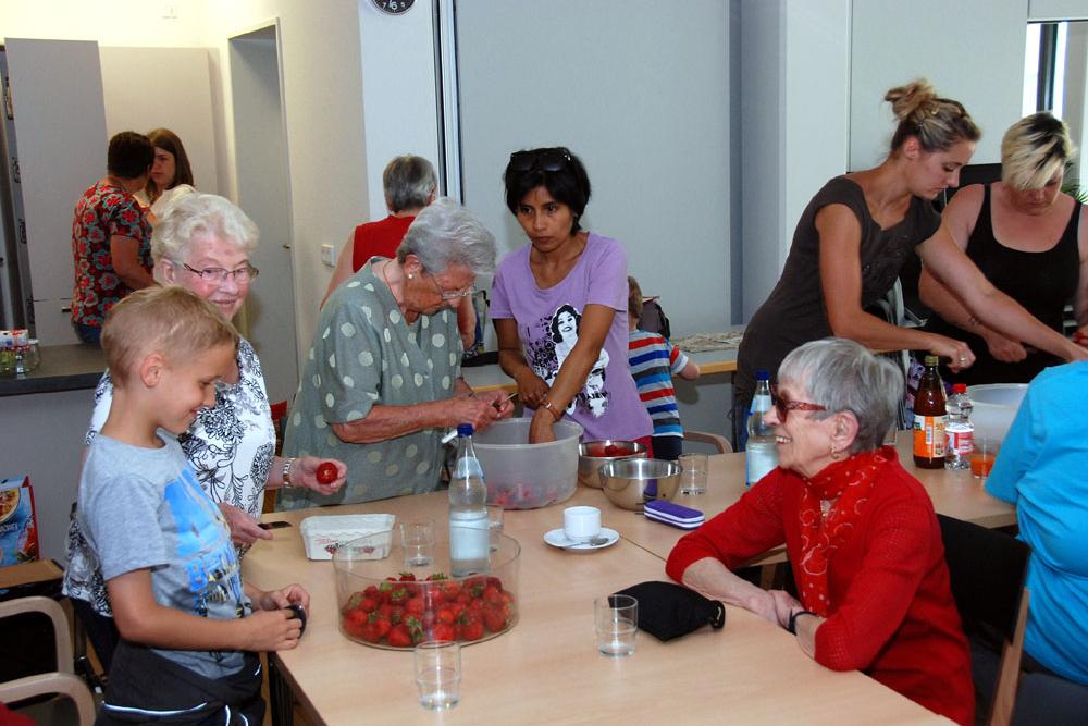 Erdbeermarmelade, gemeinsam gekocht von drei Generationen