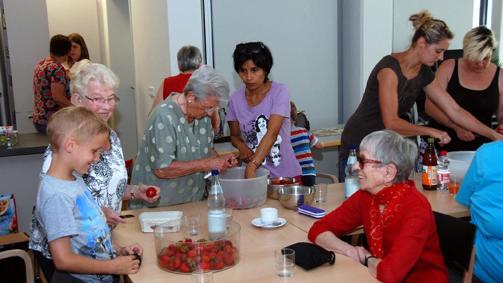 Erdbeermarmelade, gemeinsam gekocht von drei Generationen