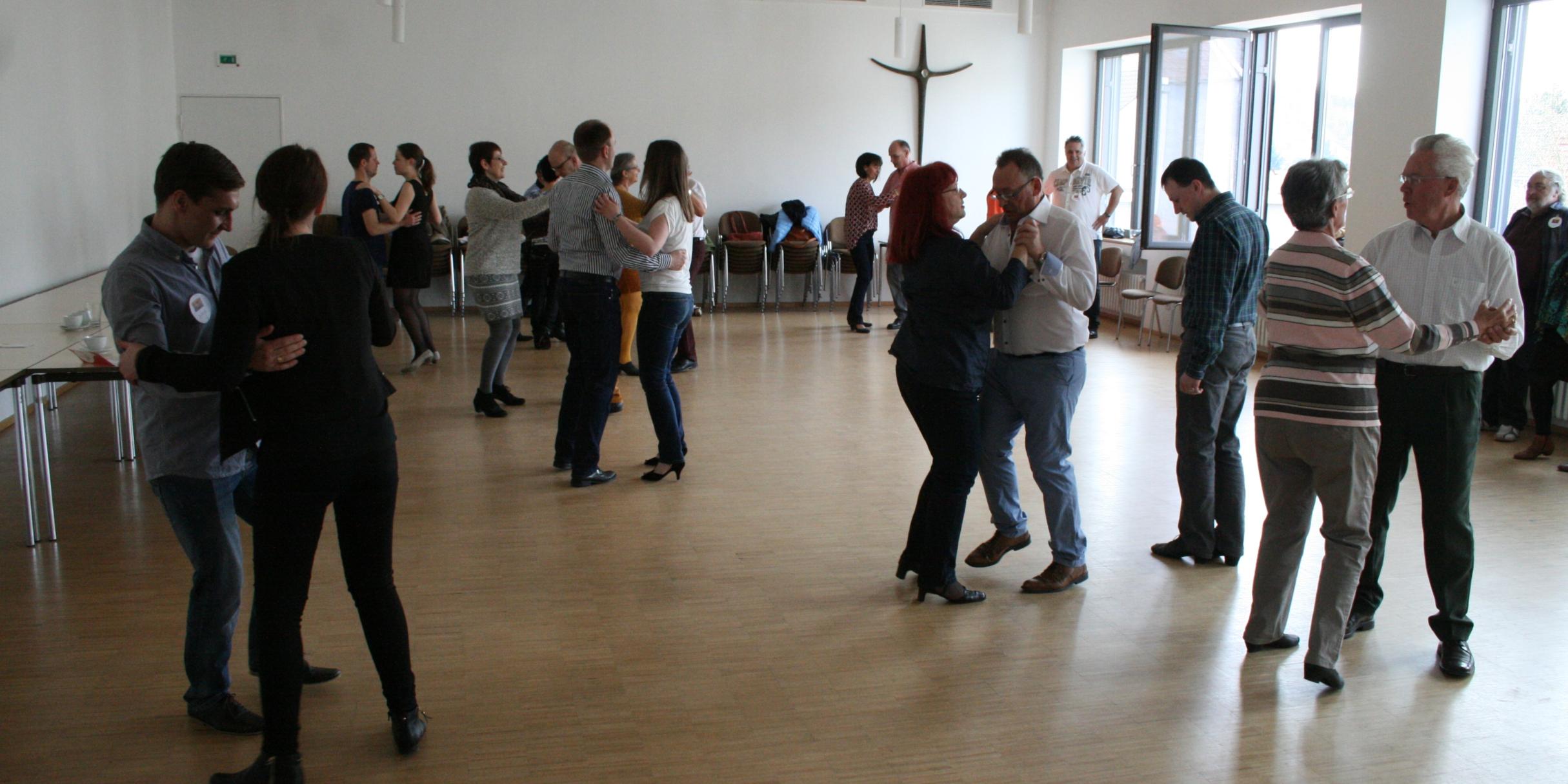 Zwölf Paare nahmen am diesjährigen Tanzkurs teil (red)