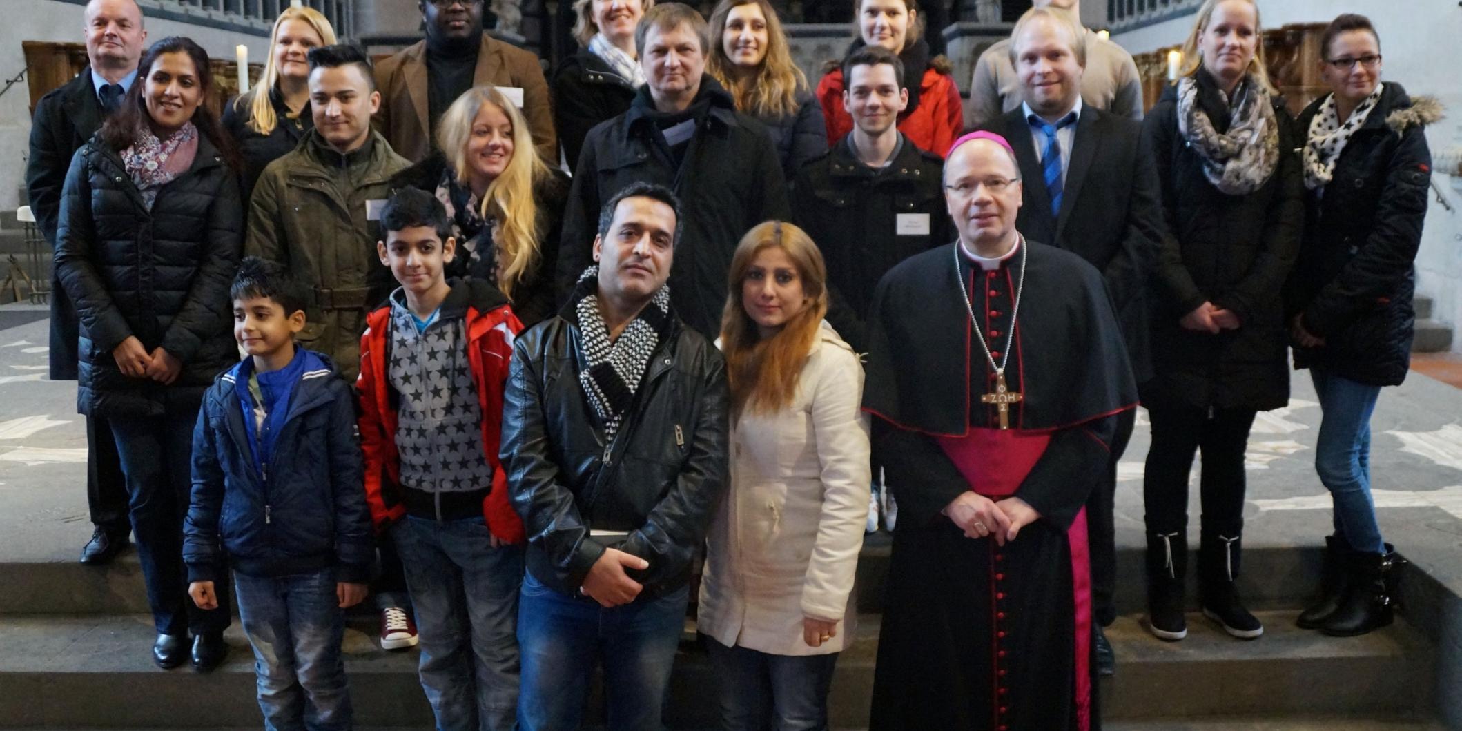 Die 19 Katechumenen mit Bischof Ackermann im Dom.