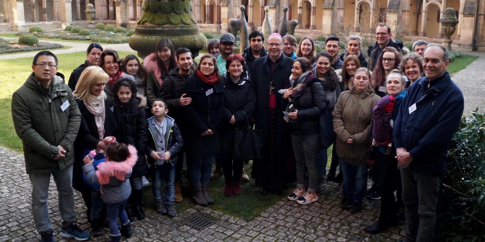 Die strahlenden Gesichter der 25 Kandidaten zeigen, wie sehr sie sich freuen, von Bischof Ackermann (Mitte) zu den Sakramenten zugelassen zu sein.