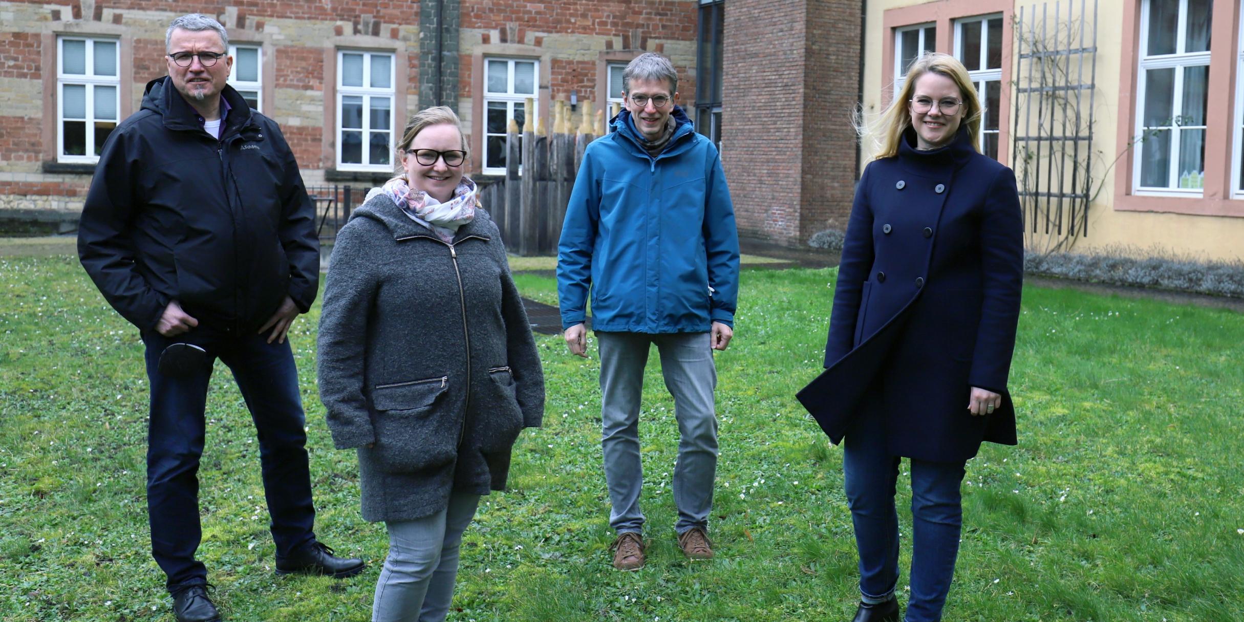 vorne rechts Annika Frank, links Susann de Brito Martins und Steffen Stutz (links) sowie Stefan Nober (Foto: Simone Bastreri/Bistum Trier)