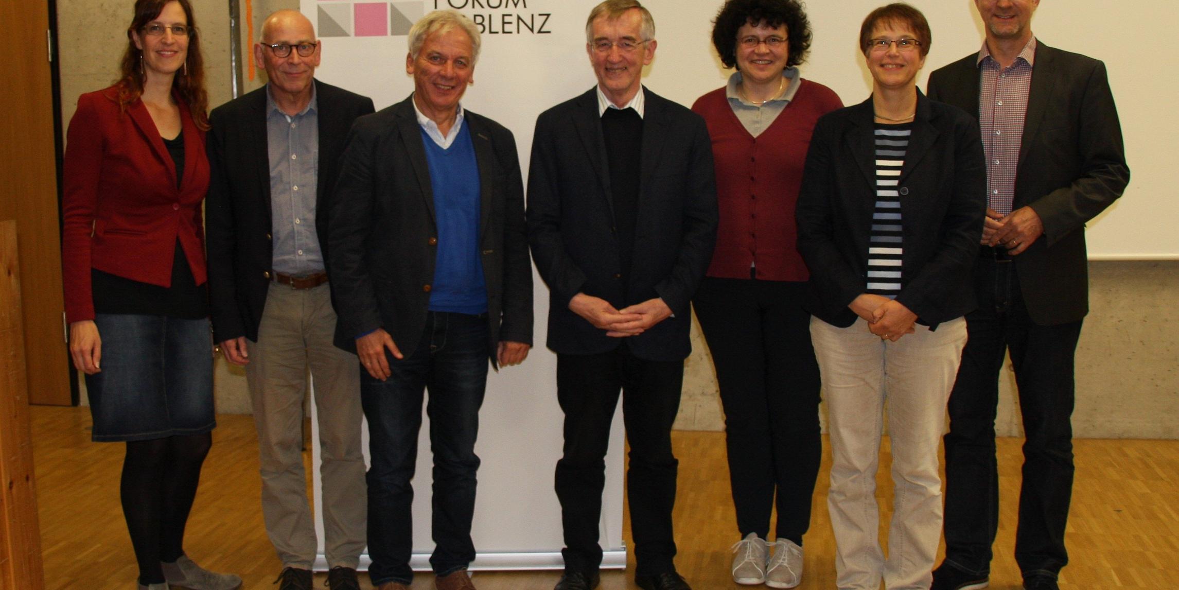 Harald Orth (Dritter v. links) und Heribert Niederschlag (Mitte) verlassen nach 30 Jahren das Organisationsteam des katholischen Forums. Beatrix Mählmann (links) und P. Edward Fröhling (nicht anwesend) vervollständigen das Team wieder.