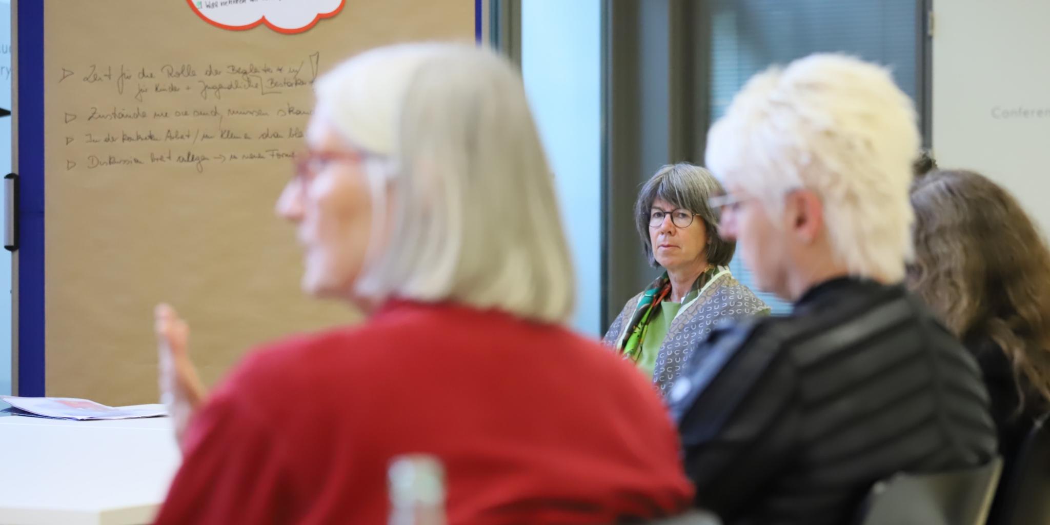 Die Teilnehmerinnen und Teilnehmer tauschten sich in Kleingruppen aus.