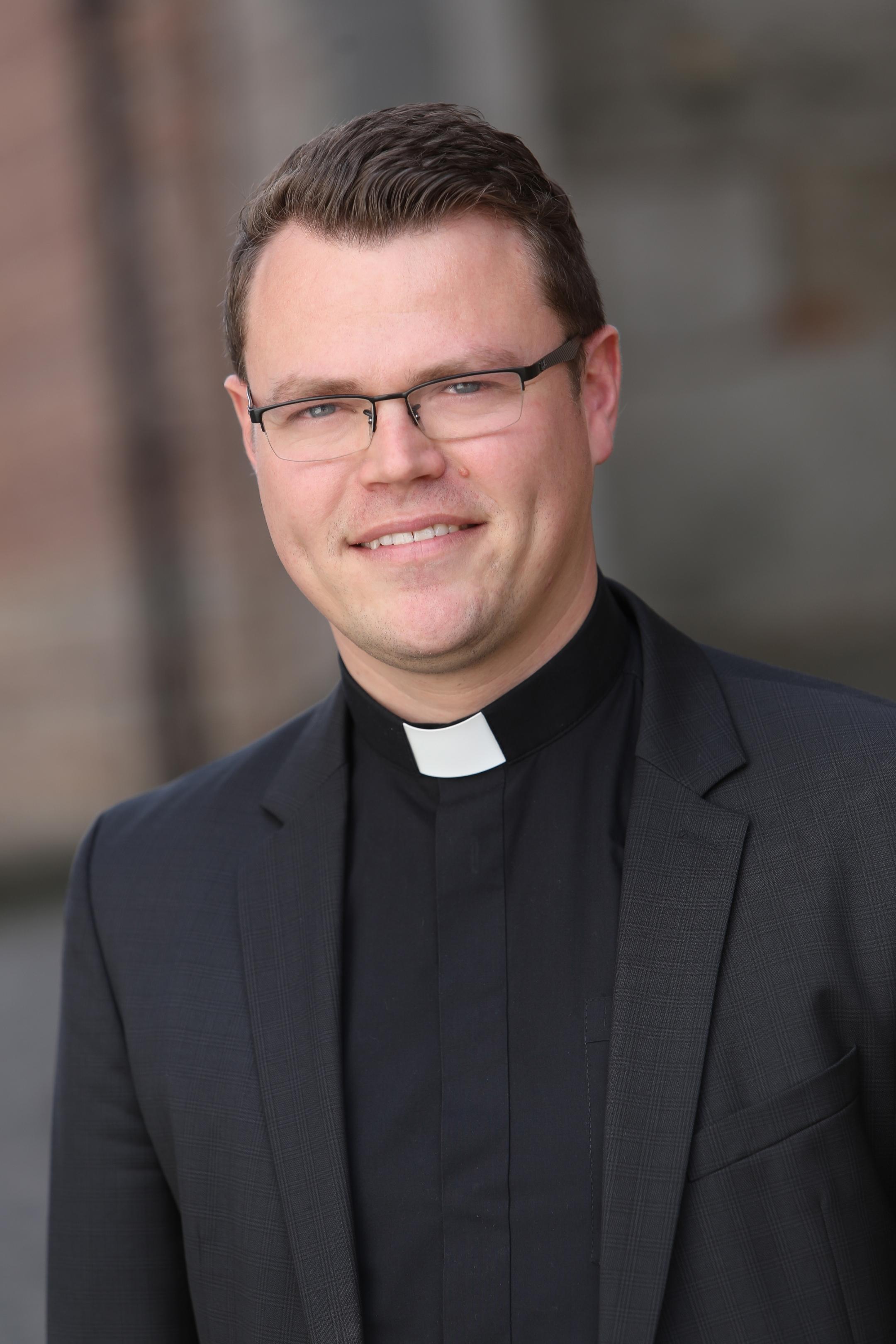 Domvikar Tim Sturm begleitet die jungen Erwachsenen in der Fastenzeit.