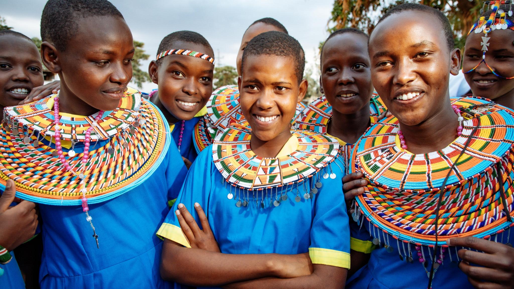 Stolz tragen die Mädchen den Schmuck der Samburu. Er ist fester Bestandteil der Samburu-Kultur, symbolisiert Schönheit und zeigt den sozialen Status der Trägerin. Foto: Hartmut Schwarzbach / missio