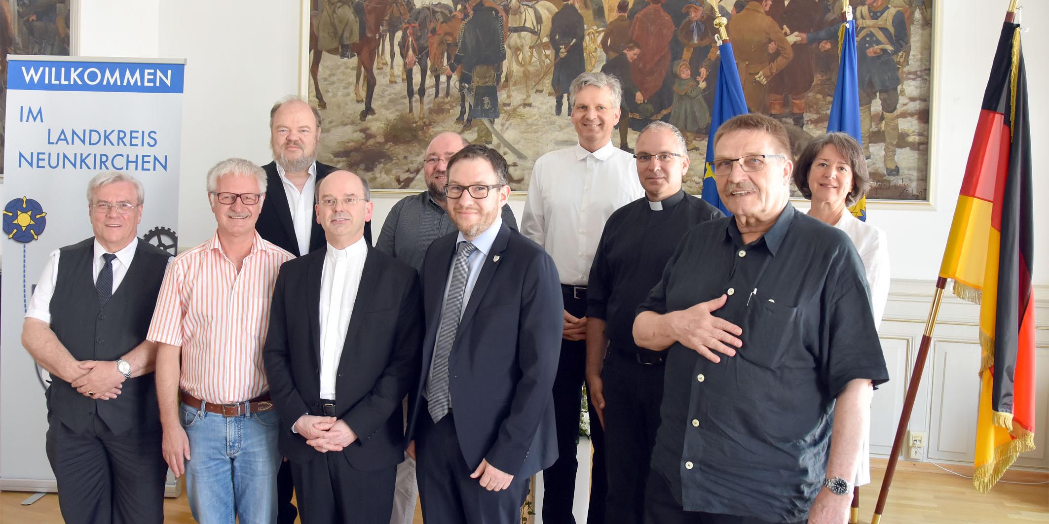 vlnr: Berthold Schmitt (Ortsvorsteher Gemeinde Eppelborn), Armin König (Bürgermeister von Illingen), Dechant Matthias Marx, Weihbischof Robert Brahm, Reiner Klein (Dekanatsreferent), Sören Meng (Landrat Kreis Neunkirchen), Pfarrer Dietmar Bell, Pfarrer Johannes Schuligen, Pfarrer Otto Kutka und Walburga Sengelhoff (Referentin des Weihbischofs)