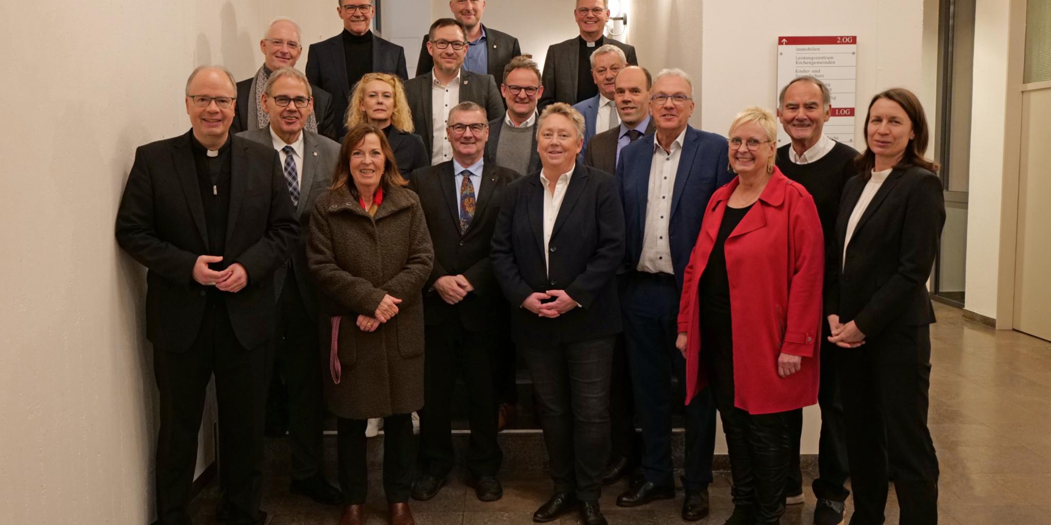 V.l.n.r. vordere Reihe: Bischof Ackermann, Alois Manstein (Beigeordneter Landkreis Vulkaneifel, i.V. Landrätin Julia Gieseking), Elvira Garbes (Bürgermeisterin Stadt Trier), Sabine Dengel (Bildungs- und Kulturdezernentin der Stadt Saarbrücken, i.V. Oberbürgermeister Uwe Conradt), Alexander Saftig (Landrat Kreis Mayen-Koblenz), Stefan Metzdorf (Landrat Kreis Trier-Saarburg), Ulrike Mohrs (Bürgermeisterin Stadt Koblenz, i.V. Oberbürgermeister David Langner), Manfred Schnur (Landrat Cochem-Zell), Volker Boch (Landrat Rhein-Hunsrück-Kreis), Udo Recktenwald (Landrat Kreis St. Wendel), Dorothea Schäfer (Landrätin Kreis Mainz-Bingen), Peter Simon (Beigeordneter Kreis Birkenfeld, i.V. Landrat Matthias Schneider), Cornelia Weigand (Landrätin Kreis Ahrweiler); hintere Reihe: Wolfram Leibe (Oberbürgermeister Trier), Peter Gillo (Regionalverbandsdirektor Saarbrücken), Sören Meng (Landrat Kreis Neunkirchen), Andreas Kruppert (Landrat Kreis Bitburg-Prüm) und Generalvikar Ulrich von Plettenberg. Foto: Inge Hülpes / Bistum Trier