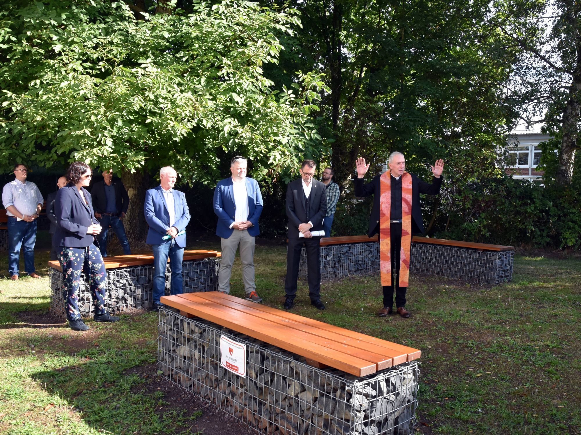 Domkapitular Benedikt Welter (rechts) segnet den neuen Grünen Treffpunkt in der Landesaufnahmestelle in Lebach in Anwesenheit von Innenminister Reinhold Jost (Zweiter von rechts), Arnold Sommer (LAVA) und Helmut Selzer (Caritas-Geschäftsführer) ein. Foto: Ute Kirch