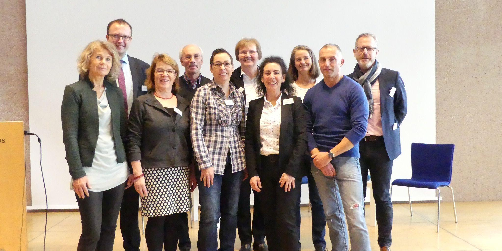Referenten und Veranstalter des 21. Trierer Hospiztages: (v.l.) Prof. Birgit Heller, Christian Ludwig, Dr. Renate Langenbach, Bernd Schuh, Stefanie Brech, Hildegard Eynöthen, Carlita Metzdorf-Klos, Sigrid Esperstedt, Martin Schmitz und Thomas Biewen (Foto: Monika Lutz)