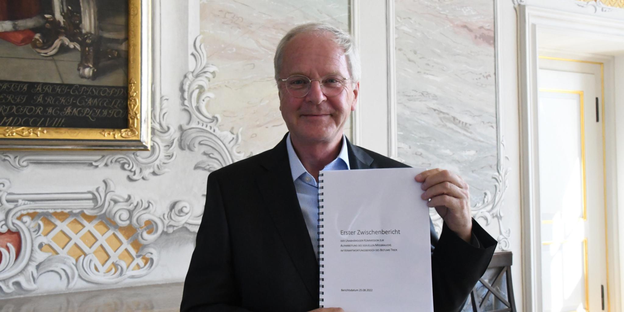 Kommissionsprecher Prof. Robbers mit dem ersten Zwischenbericht (Foto: Paulinus/Z. Jakobovac)