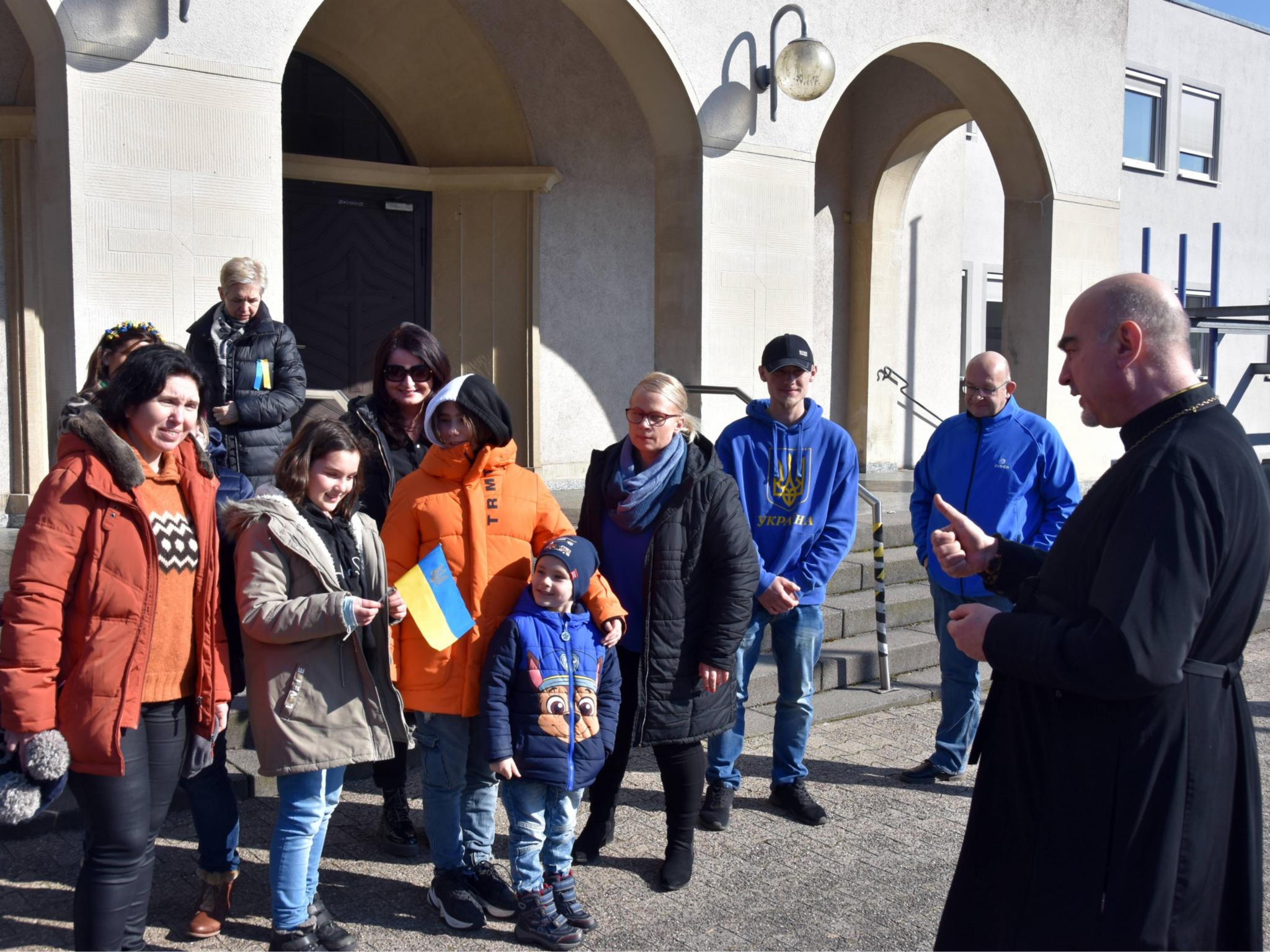 Pfarrer Igor Sapun im Gespräch mit Gemeindemitgliedern vor der Kirche. Foto: Ute Kirch
