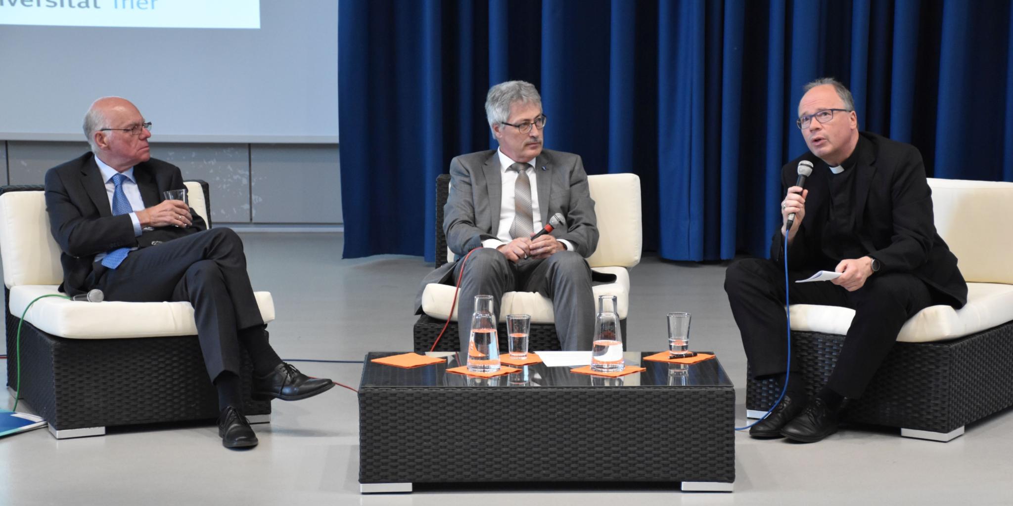 Bischof Ackermann (re.) in der Diskussion mit Bundestagspräsident a.D. Lammert (li.), moderiert von Rechtswissenschaftler Raab