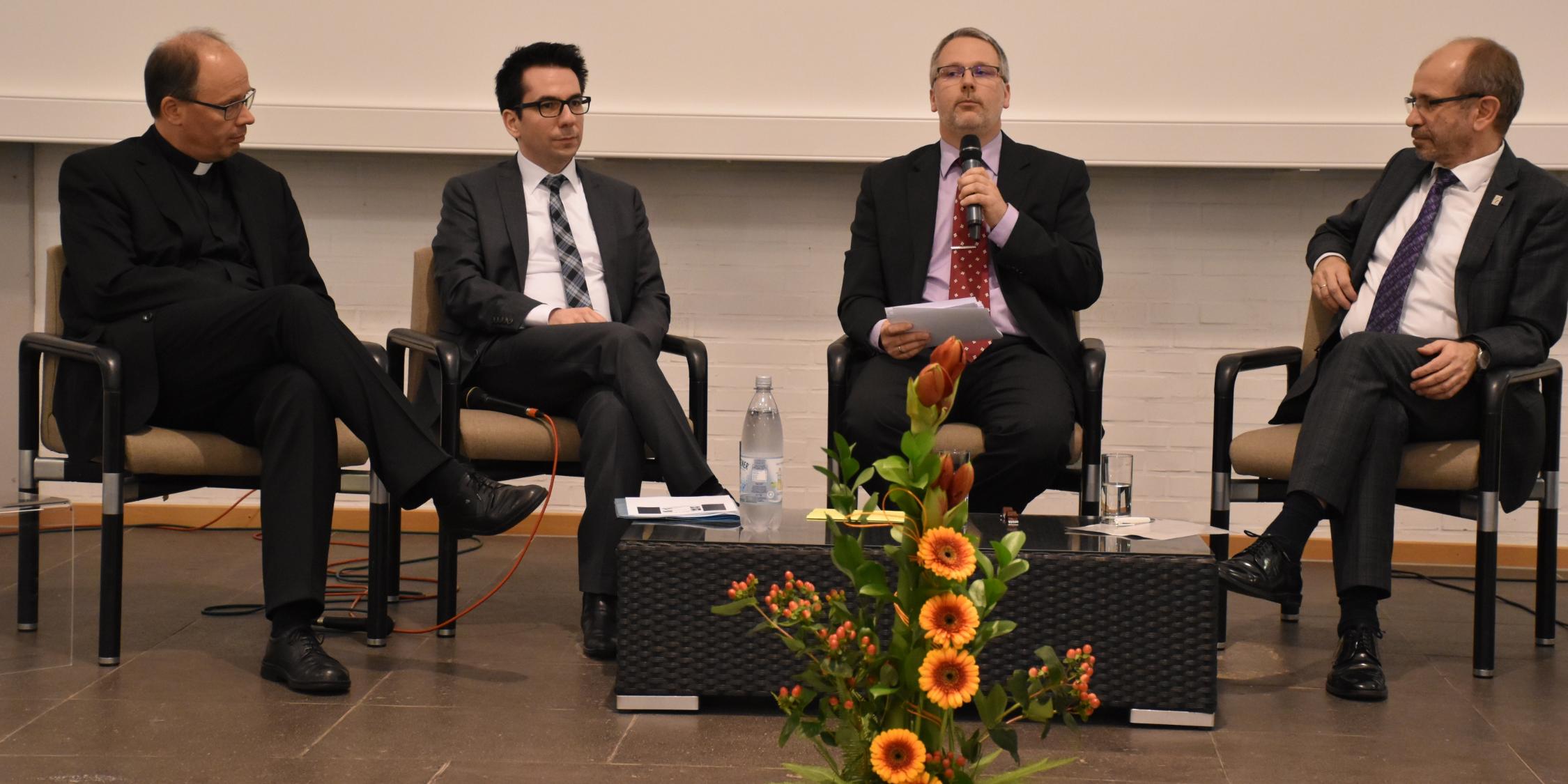 Bischof Dr. Stephan Ackermann, der Geschäftsführer des Zentralrats der Juden Daniel Botmann, Pfarrer Stefan Mendling und der Präses der Evangelischen Kirche im Rheinland Manfred Rekowski (vlnr.)