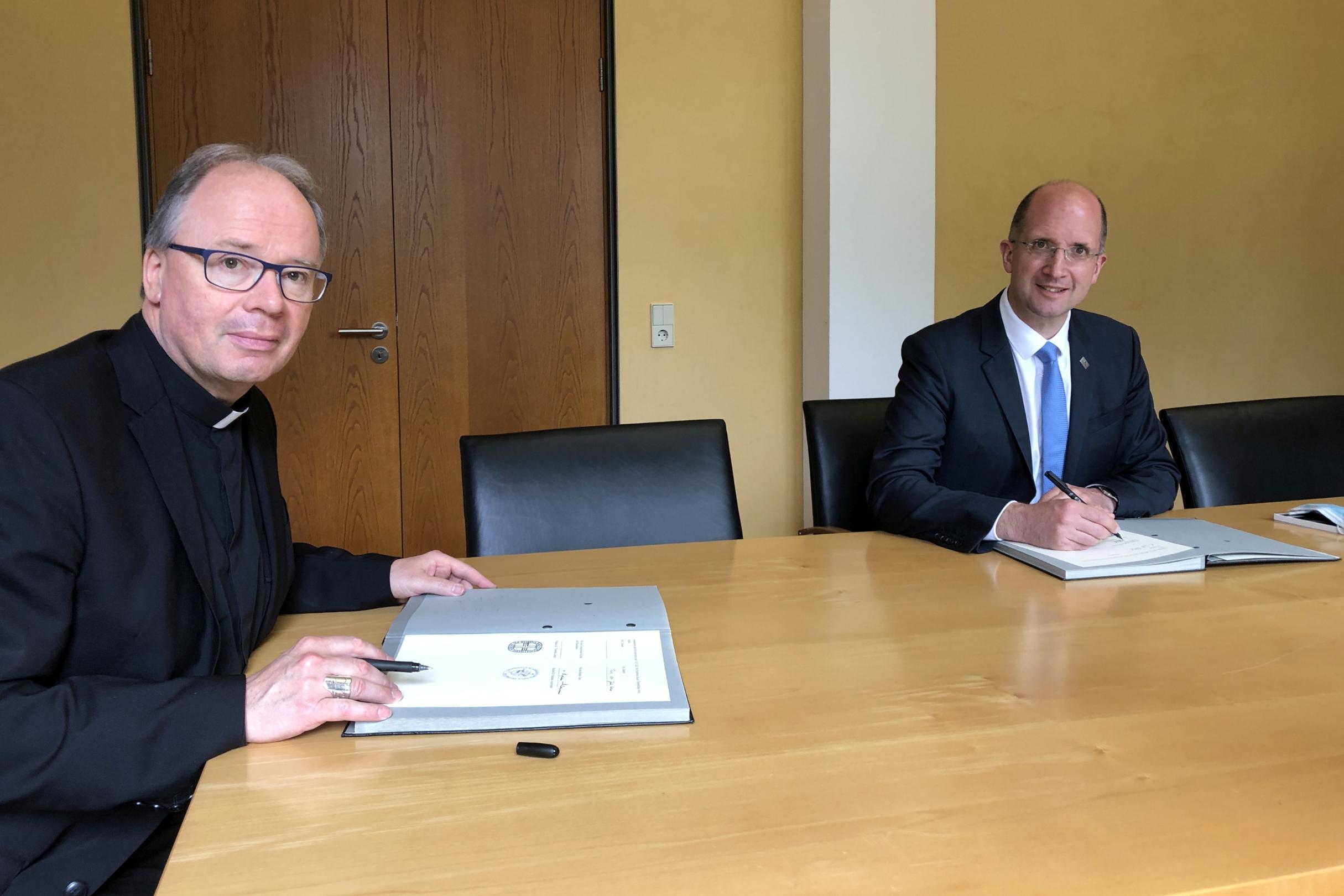 Bischof Stephan Ackermann (li.) und Präses Thorsten Latzel