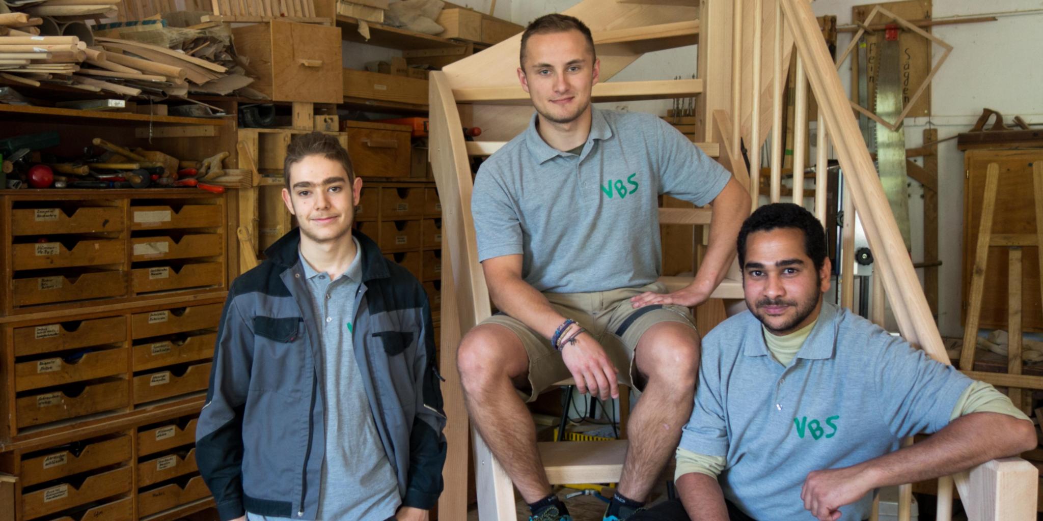 Marlon ist noch Azubi, während Karl und Magdi ihre Ausbildung erfolgreich absolivert haben (v.l.n.r.)