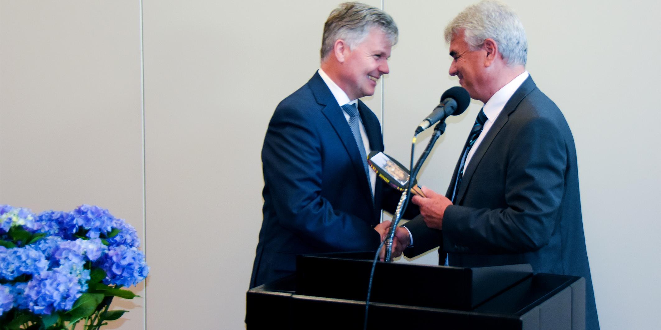 Albrecht Adam (r.) verabschiedete Bernhard Britz (l.) in den Ruhestand.