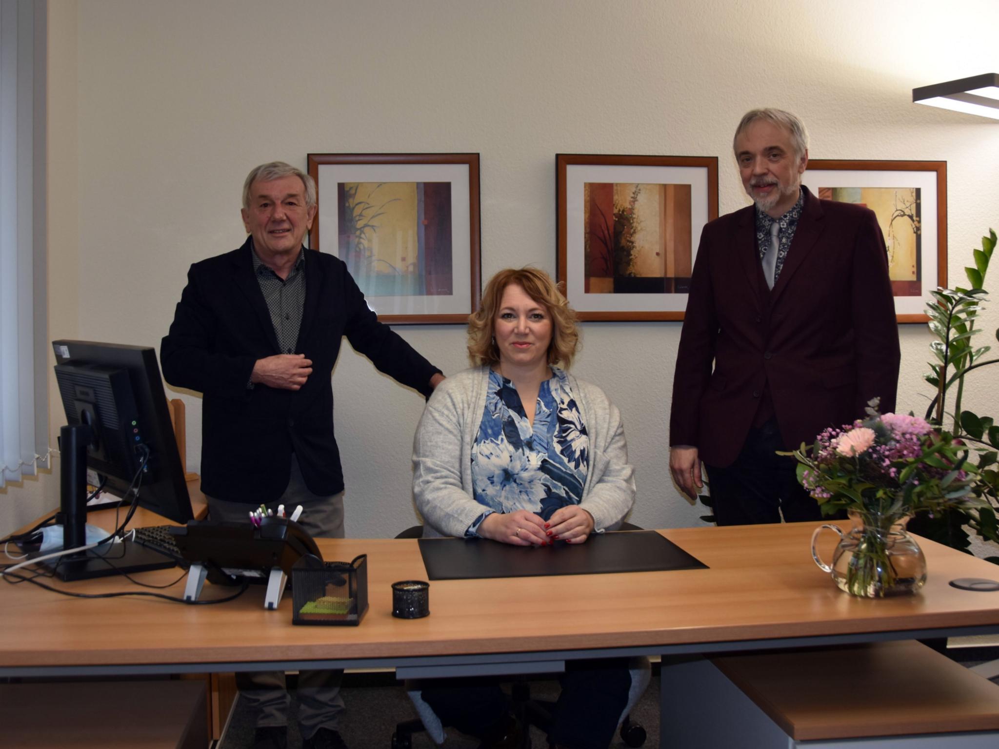 Der langjährige Leiter der Lebensberatung Merzig, Bruno Heinz (links), übergibt seinen Arbeitsplatz an seine Nachfolgerin Carmela Walter. Dr. Andreas Zimmer (rechts), Abteilungsleiter für Beratung und Prävention im Bischöflichen Generalvikariat, verabschiedete Heinz in den Ruhestand. Foto: Ute Kirch