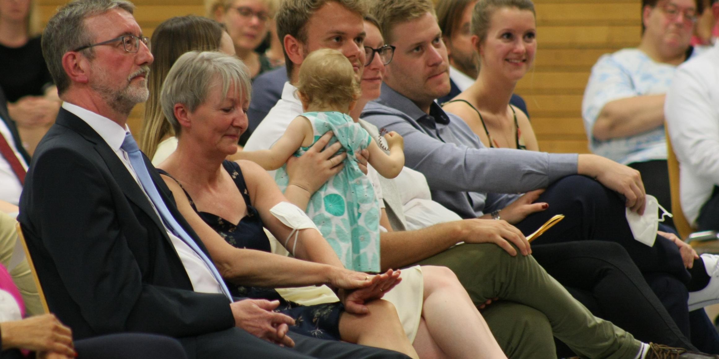 Der scheidende Schulleiter Günter Graus (links) und seine Familie. Foto: Bischöfliche Pressestelle/Julia Fröder