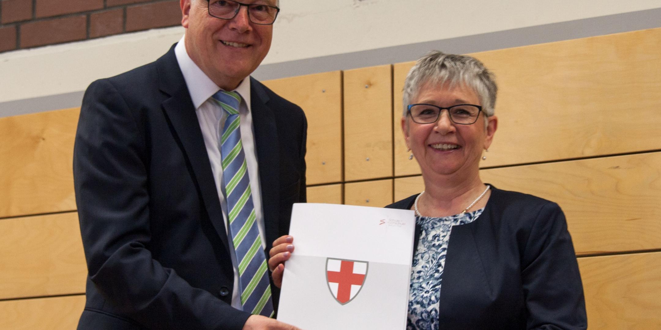 Die Schulleiterin Magdalena Mohr-Quadt wurde von Wolfgang Müller, Leiter der Abteilung Schule und Hochschule im Bistum Trier, in den Ruhestand verabschiedet.