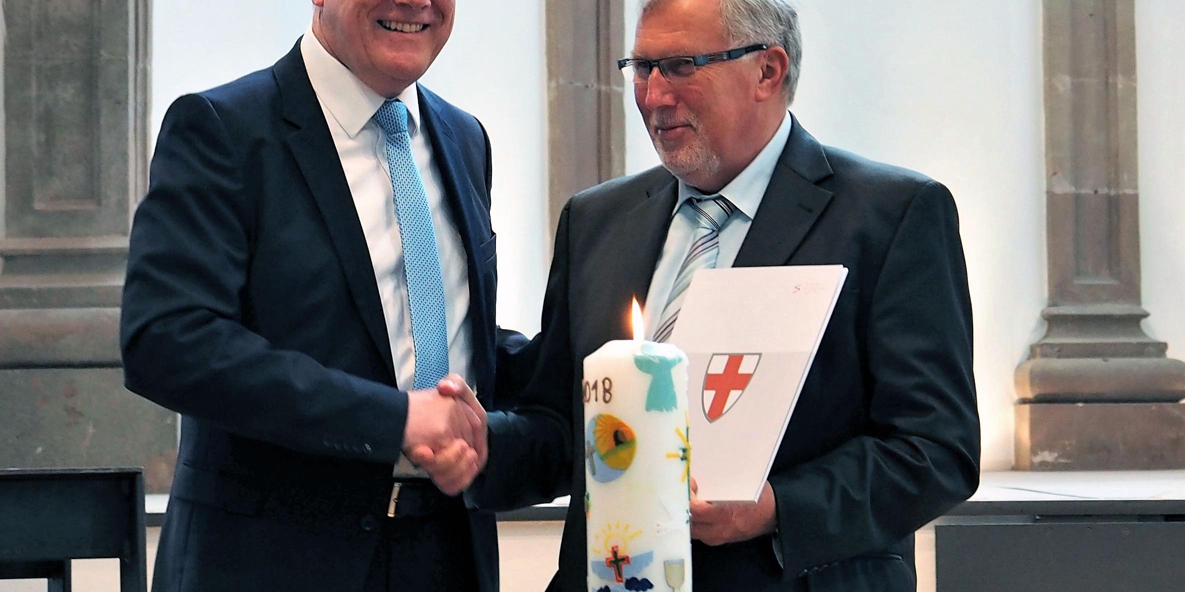 Wolfgang Müller überreicht für das Bistum eine Dankesurkunde an Franz-Josef Becker (rechts). Die Würdigung des erkrankten Michael Wengenroth soll noch erfolgen.