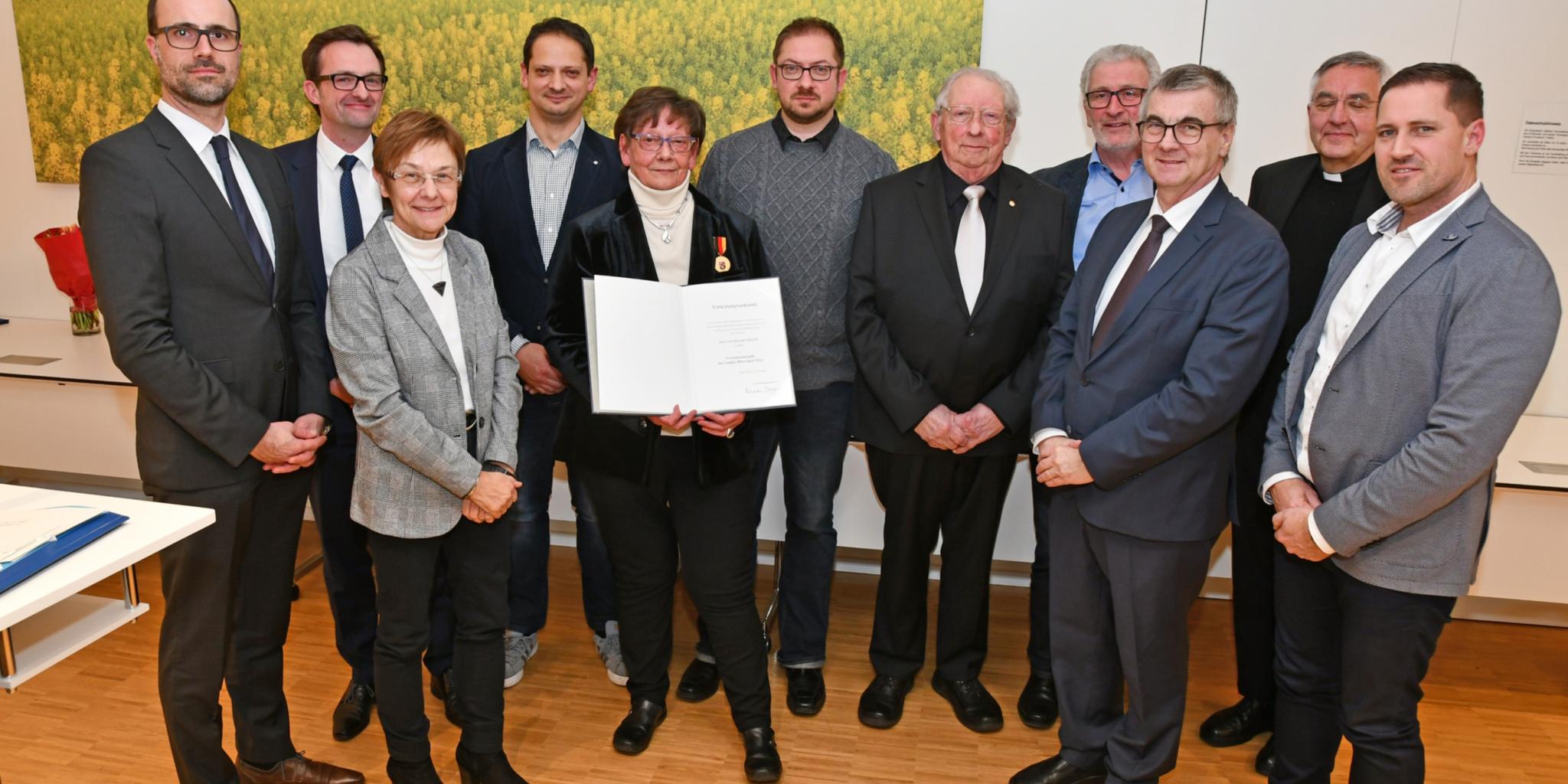 Hildegard Weber (5. von links) erhält die Verdienstmedaille des Landes Rheinland-Pfalz. Der Trierer Weihbischof Franz Josef Gebert (2. von rechts) gratulierte ebenfalls zur Auszeichnung. Foto: Kreisverwaltung Mayen-Koblenz