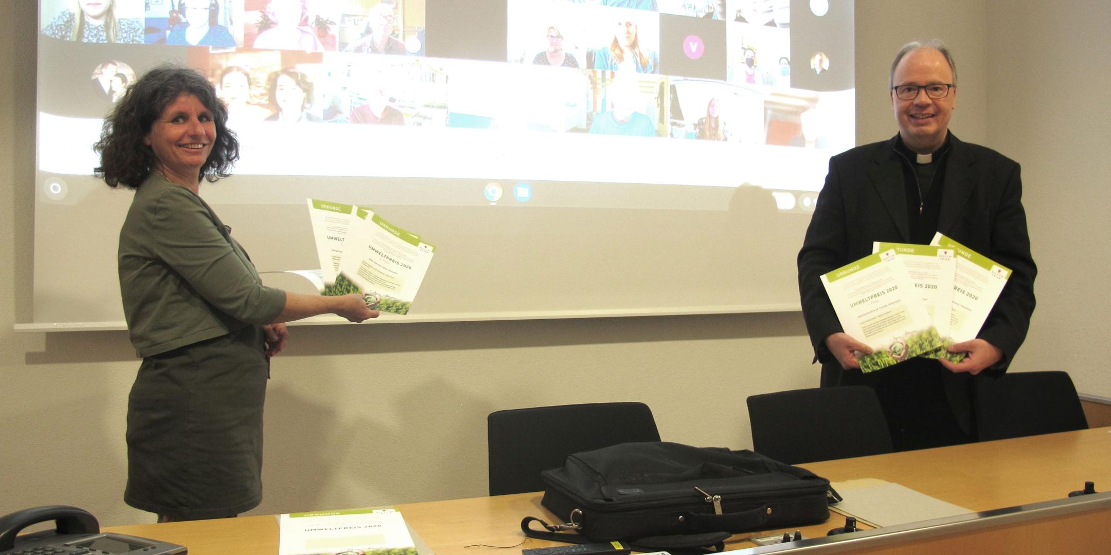 Charlotte Kleinwächter (links) und Bischof Dr. Stephan Ackermann mit den Urkunden (Screenshot Bistum Trier)