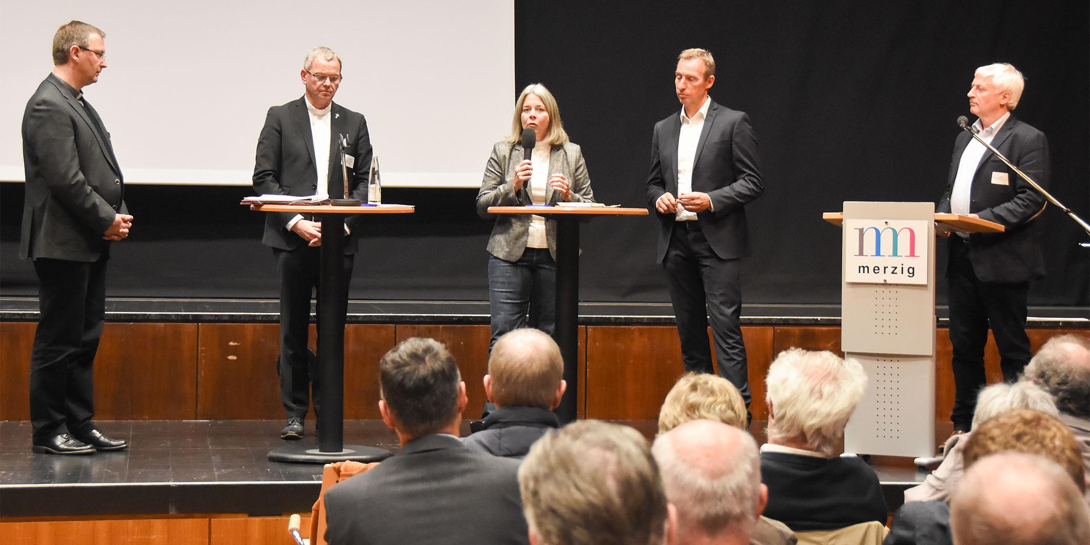 (v.l.) Offizial Prälat Dr. Georg Holkenbrink, Generalvikar Dr. Ulrich Graf von Plettenberg, Finanzdirektorin Kirsten Straus, Justiziar Matthias Müller und der Direktor des Strategiebereichs Ziele und Entwicklung Dr. Gundo Lames