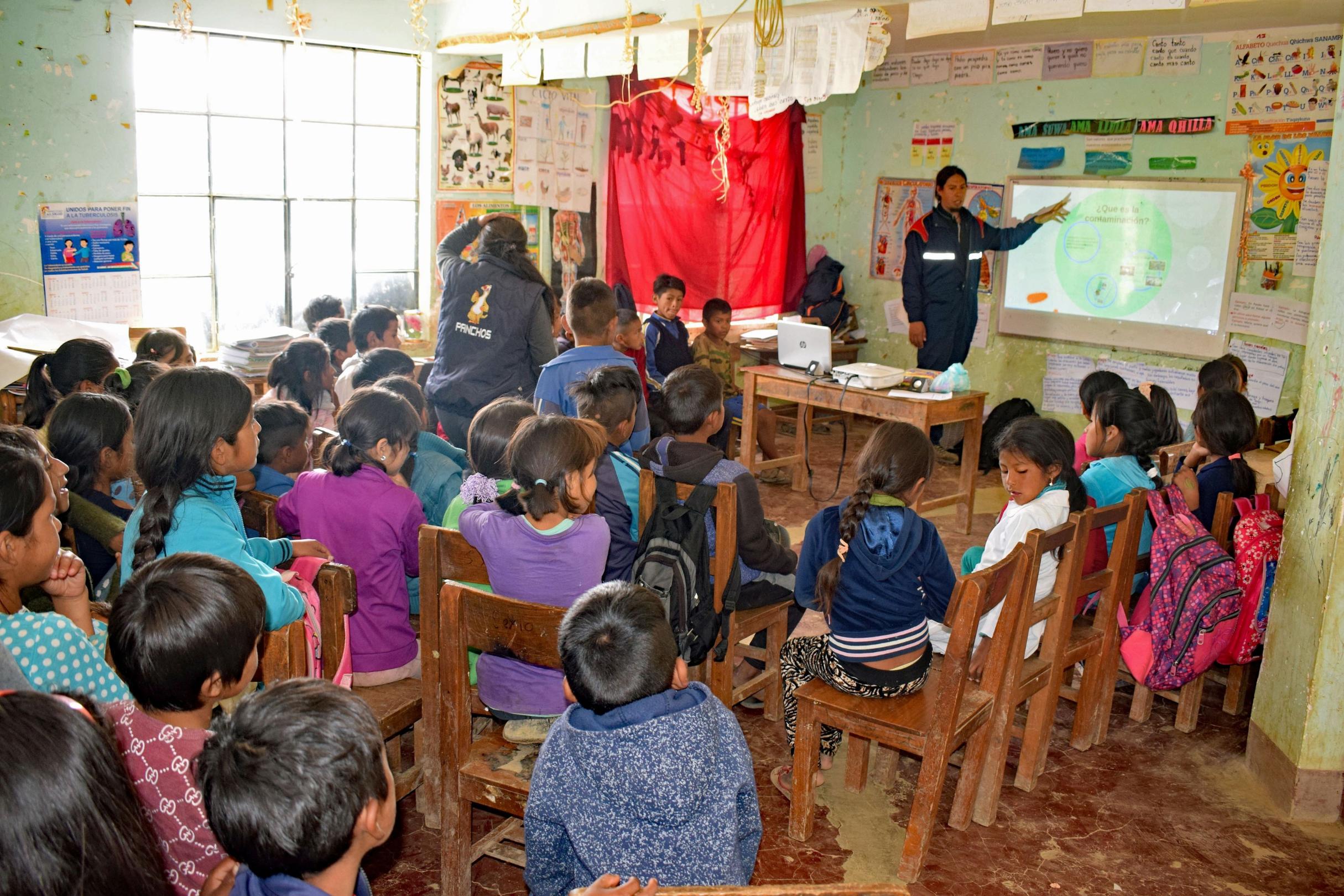 Eine Partnerorganisation der Bolivienpartnerschaft im Bistum Trier ist die Stiftung Solidarität und Freundschaft. Dort unterrichtet Osmar Salazar Fuentes Kinder in der Schule Villa Flores in Tomina im Erzbistum Sucre.