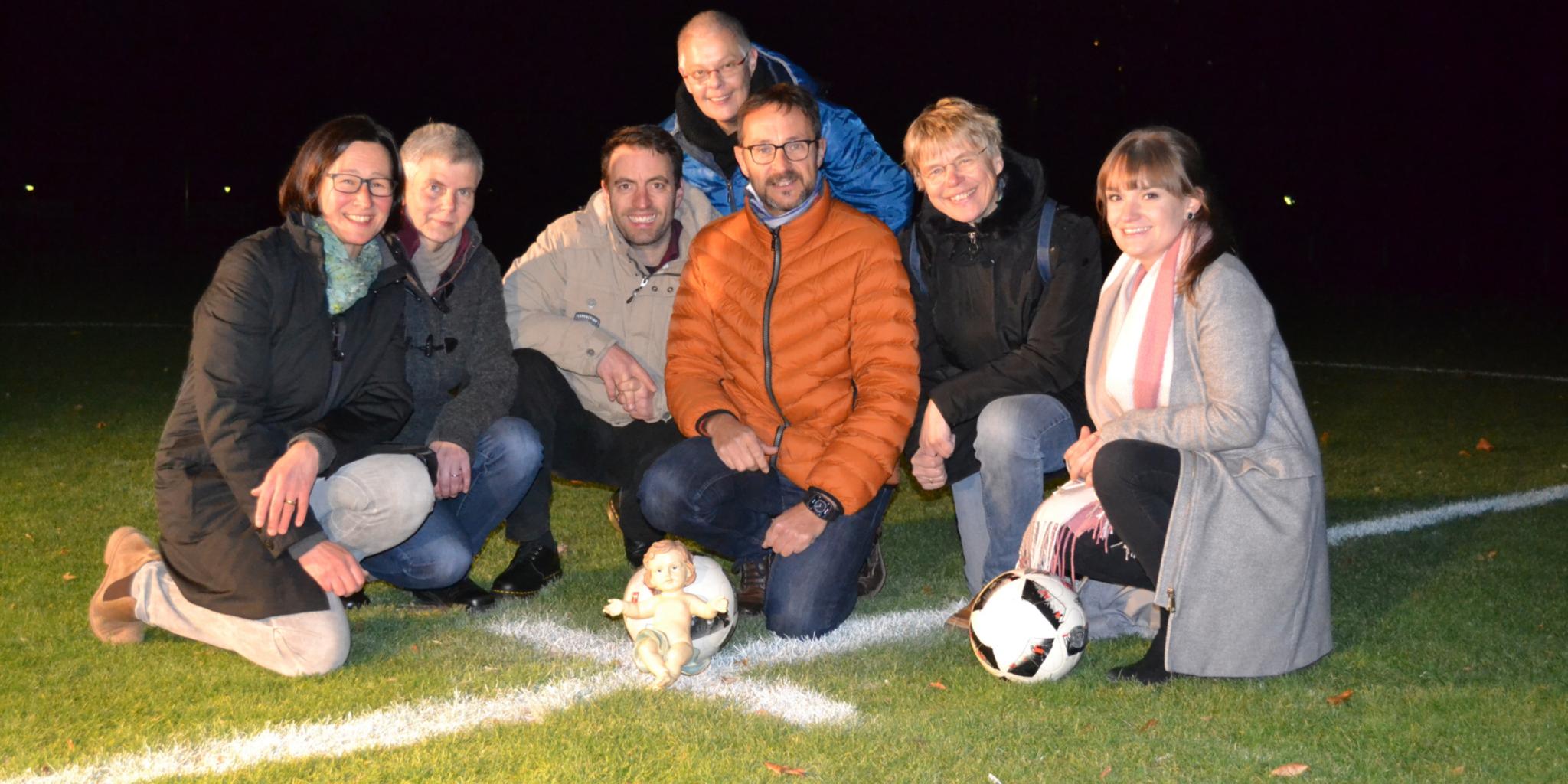 Andrea Klaus, Ulrike Phiesel, Andreas Kritz, Ursula Läufer, Jörg Meyrer, Bärbel Knieps, Nadine Kreuser (v.l.n.r.) Und in der Mitte das Jesus-Kind.