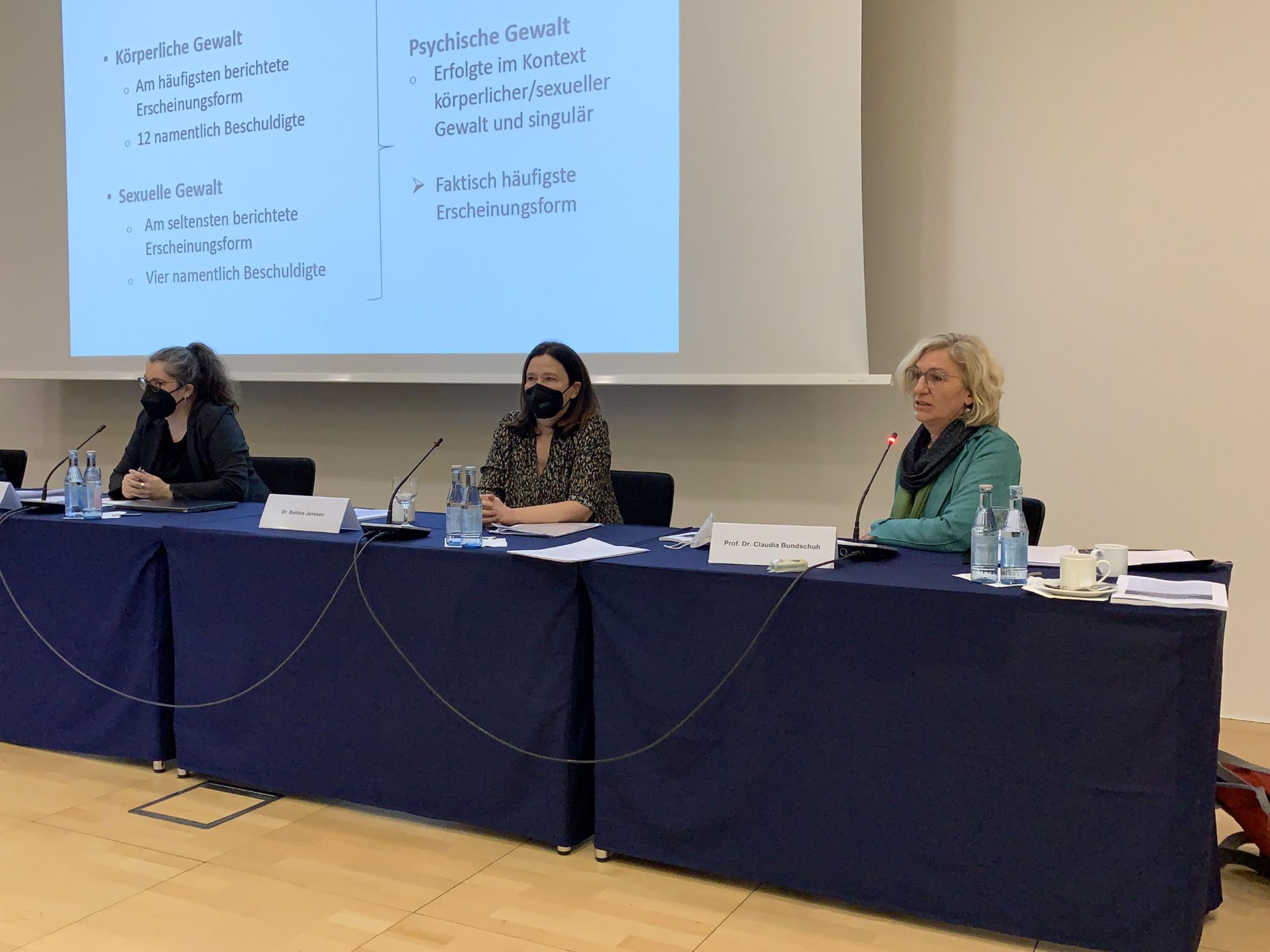 Die beiden Projektleiterinnen Dr. Bettina Janssen (Mitte) und Professorin Claudia Bundschuh (rechts). Links Pressesprecherin Judith Rupp (Foto: Stefan Weinert/Bistum Trier)