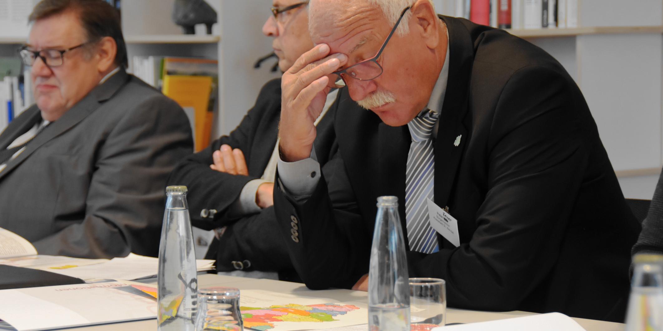 Vertieft in die Karte der neuen Pfarreien: Bürgermeister und Beigeordnete trafen sich mit Weihbischof Brahm zum Austausch über die Synodenumsetzung.